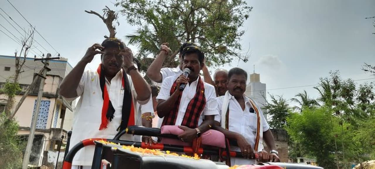 <p>தமிழக சட்டமன்ற தேர்தலுக்கான வாக்குப்பதிவு வரும் 6ம் தேதி நடைபெற உள்ளது. இந்த முறை அதிமுக, திமுக, நாம் தமிழர், மநீம, அமமுக என ஐந்து கட்சிகளும் முதல்வர் வேட்பாளர்களை களமிறக்கி தேர்தலில் போட்டடியிடுவதால் கடும் போட்டி நிலவி வருகிறது. </p> <p>தமிழக சட்டமன்ற தேர்தலுக்கான வாக்குப்பதிவு வரும் 6ம் தேதி நடைபெற உள்ளது. இந்த முறை அதிமுக, திமுக, நாம் தமிழர், மநீம, அமமுக என ஐந்து கட்சிகளும் முதல்வர் வேட்பாளர்களை களமிறக்கி தேர்தலில் போட்டடியிடுவதால் கடும் போட்டி நிலவி வருகிறது. </p>