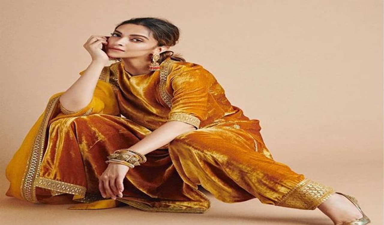 <p>ಪ್ರಸ್ತುತ ಬಾಲಿವುಡ್ನ ಅತ್ಯಂತ ಬ್ಯುಸಿ ನಟಿ ದೀಪಿಕಾ ಪಡುಕೋಣೆ ತಮ್ಮ ಒಂದು ಸಿನಿಮಾಕ್ಕೆ ಪಡೆಯುವ ಸಂಭಾವನೆ 20 ಕೋಟಿ ರೂಪಾಯಿಗಳು.</p> <p>ಪ್ರಸ್ತುತ ಬಾಲಿವುಡ್ನ ಅತ್ಯಂತ ಬ್ಯುಸಿ ನಟಿ ದೀಪಿಕಾ ಪಡುಕೋಣೆ ತಮ್ಮ ಒಂದು ಸಿನಿಮಾಕ್ಕೆ ಪಡೆಯುವ ಸಂಭಾವನೆ 20 ಕೋಟಿ ರೂಪಾಯಿಗಳು.</p>