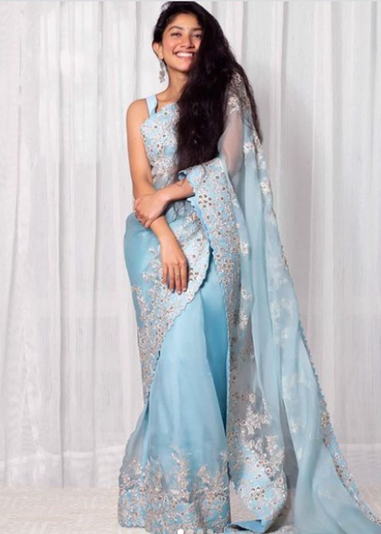 <p>ಸೌತ್ ನಟಿ ಸಾಯಿ ಪಲ್ಲವಿ ನಾಗ ಚೈತನ್ಯ ಸಹನಟಿನಾಗಿ ಮುಂಬರುವ ಲವ್ ಸ್ಟೋರಿ ಚಿತ್ರಕ್ಕಾಗಿ ಕಿಕ್ಸ್ಟಾರ್ಟ್ ಮಾಡಿದ್ದಾರೆ. ಪ್ರೇಮಂ ನಟಿ ಚಾಯ್ ಮತ್ತು ನಿರ್ದೇಶಕ ಶೇಖರ್ ಕಮ್ಮುಲಾ ಇತ್ತೀಚೆಗೆ ರಾಣಾ ದಗ್ಗುಬಾಟಿ ಅವರ ಚಾಟ್ ಶೋಗೆ ಭೇಟಿ ನೀಡಿದ್ದರು.</p> <p>ಸೌತ್ ನಟಿ ಸಾಯಿ ಪಲ್ಲವಿ ನಾಗ ಚೈತನ್ಯ ಸಹನಟಿನಾಗಿ ಮುಂಬರುವ ಲವ್ ಸ್ಟೋರಿ ಚಿತ್ರಕ್ಕಾಗಿ ಕಿಕ್ಸ್ಟಾರ್ಟ್ ಮಾಡಿದ್ದಾರೆ. ಪ್ರೇಮಂ ನಟಿ ಚಾಯ್ ಮತ್ತು ನಿರ್ದೇಶಕ ಶೇಖರ್ ಕಮ್ಮುಲಾ ಇತ್ತೀಚೆಗೆ ರಾಣಾ ದಗ್ಗುಬಾಟಿ ಅವರ ಚಾಟ್ ಶೋಗೆ ಭೇಟಿ ನೀಡಿದ್ದರು.</p>