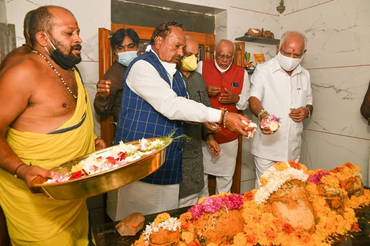 <p>ಮುಖ್ಯಮಂತ್ರಿ ಬಿಎಸ್ ಯಡಿಯೂರಪ್ಪ ವಿರುದ್ಧ ಗ್ರಾಮೀಣಾಭಿವೃದ್ಧಿ ಸಚಿವ ಕೆ.ಎಸ್.ಈಶ್ವರಪ್ಪ ರಾಜ್ಯಪಾಲರಿಗೆ ದೂರು ಕೊಟ್ಟ ನಂತರ ಇಬ್ಬರು ಮುಖಾಮುಖಿ ಭೇಟಿ ಆಗಿರಲಿಲ್ಲ. ಆದ್ರೆ, ಇದೀಗ ಸಿಎಂ ಮತ್ತು ಸಚಿವ ಈಶ್ವರಪ್ಪ ಒಂದೇ ವೇದಿಕೆಯಲ್ಲಿ ಕಾಣಿಸಿಕೊಂಡಿದ್ದಾರೆ. ಆದ್ರೆ, ಅಕ್ಕಪಕ್ಕ ಕುಳಿತರೂ ಮಾತಿಲ್ಲ ಕಥೆಯಿಲ್ಲ.</p> <p>ಮುಖ್ಯಮಂತ್ರಿ ಬಿಎಸ್ ಯಡಿಯೂರಪ್ಪ ವಿರುದ್ಧ ಗ್ರಾಮೀಣಾಭಿವೃದ್ಧಿ ಸಚಿವ ಕೆ.ಎಸ್.ಈಶ್ವರಪ್ಪ ರಾಜ್ಯಪಾಲರಿಗೆ ದೂರು ಕೊಟ್ಟ ನಂತರ ಇಬ್ಬರು ಮುಖಾಮುಖಿ ಭೇಟಿ ಆಗಿರಲಿಲ್ಲ. ಆದ್ರೆ, ಇದೀಗ ಸಿಎಂ ಮತ್ತು ಸಚಿವ ಈಶ್ವರಪ್ಪ ಒಂದೇ ವೇದಿಕೆಯಲ್ಲಿ ಕಾಣಿಸಿಕೊಂಡಿದ್ದಾರೆ. ಆದ್ರೆ, ಅಕ್ಕಪಕ್ಕ ಕುಳಿತರೂ ಮಾತಿಲ್ಲ ಕಥೆಯಿಲ್ಲ.</p>