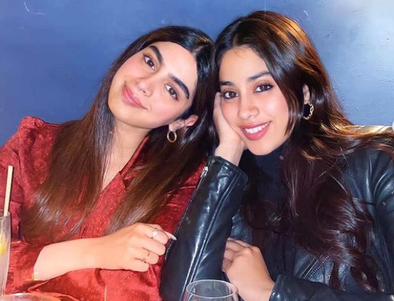 <p>ಜಾನ್ವಿ ಕಪೂರ್ ಅವರನ್ನು ಹುಡುಕುತ್ತಿದ್ದೀರಾ? 24 ವರ್ಷದ ನಟಿ ಪ್ರಸ್ತುತ ನ್ಯೂಯಾರ್ಕ್ನಲ್ಲಿ ರಜಾದಿನ ಎಂಜಾಯ್ ಮಾಡ್ತಿದ್ದಾರೆ. ಅವರ ಸಹೋದರಿ ಖುಷಿ ಸಿನಿಮಾ ಸ್ಟಡೀಸ್ ಮಾಡುತ್ತಾರೆ.</p> <p>ಜಾನ್ವಿ ಕಪೂರ್ ಅವರನ್ನು ಹುಡುಕುತ್ತಿದ್ದೀರಾ? 24 ವರ್ಷದ ನಟಿ ಪ್ರಸ್ತುತ ನ್ಯೂಯಾರ್ಕ್ನಲ್ಲಿ ರಜಾದಿನ ಎಂಜಾಯ್ ಮಾಡ್ತಿದ್ದಾರೆ. ಅವರ ಸಹೋದರಿ ಖುಷಿ ಸಿನಿಮಾ ಸ್ಟಡೀಸ್ ಮಾಡುತ್ತಾರೆ.</p>