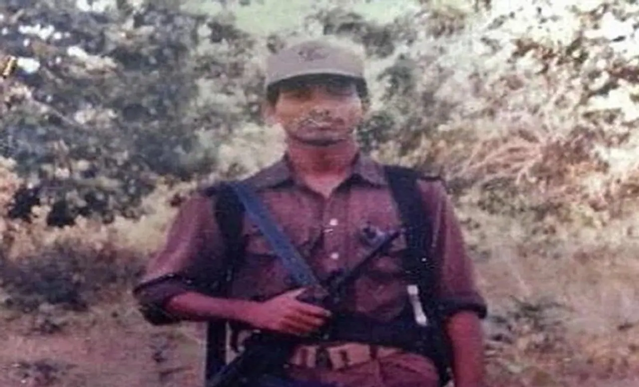 <p>ಹಿಡ್ಮಾನಿಗಿದೆ ಅನೇಕ ಹೆಸರು: ವಾಸ್ತವವಾಗಿ ಈ ನಕ್ಸಲ್ ಕಮಾಂಡರ್ನ ಪೂರ್ಣ ಹೆಸರು ಮಾಡವಿ ಹಿಡ್ಮಾಆ. ಈತನನ್ನು ಸಂತೋಷ್, ಇಂದ್ಮುಲ್, ಪೋಡಿಯಾಮ್ ಭೀಮಾ ಹೀಗೆ ಅನೇಕ ಹೆಸರಿನಿಂದ ಕರೆಯಲಾಗುತ್ತದೆ. ಈತ ಕಳೆದ ಹದಿಮೂರು ವರ್ಷದಿಂದ ಅನೇಕ ದಾಳಿಯಲ್ಲಿ ಭಾಗಿಯಾಗಿ, ಅನೇಕ ಹತ್ಯೆಗಳನ್ನು ಮಾಡಿದ್ದಾನೆ. ಪೊಲೀಸ್ ಪಡೆ ಈತನನ್ನು ಹಿಡಿದು ಕೊಟ್ಟವರಿಗೆ ಇಪ್ಪತ್ತೈದು ಲಕ್ಷ ನೀಡುವುದಾಘಿ ಘೋಷಿಸಿದ್ದಾರೆ. ಈತನ ಹೆಸರು ಛತ್ತೀಸ್ಗಢದ ನಕ್ಸಲರಲ್ಲಿ ಟಾಪ್ ಕಮಾಂಡ್ ಪಟ್ಟಿಯಲ್ಲಿದೆ.<br /> </p> <p>ಹಿಡ್ಮಾನಿಗಿದೆ ಅನೇಕ ಹೆಸರು: ವಾಸ್ತವವಾಗಿ ಈ ನಕ್ಸಲ್ ಕಮಾಂಡರ್ನ ಪೂರ್ಣ ಹೆಸರು ಮಾಡವಿ ಹಿಡ್ಮಾಆ. ಈತನನ್ನು ಸಂತೋಷ್, ಇಂದ್ಮುಲ್, ಪೋಡಿಯಾಮ್ ಭೀಮಾ ಹೀಗೆ ಅನೇಕ ಹೆಸರಿನಿಂದ ಕರೆಯಲಾಗುತ್ತದೆ. ಈತ ಕಳೆದ ಹದಿಮೂರು ವರ್ಷದಿಂದ ಅನೇಕ ದಾಳಿಯಲ್ಲಿ ಭಾಗಿಯಾಗಿ, ಅನೇಕ ಹತ್ಯೆಗಳನ್ನು ಮಾಡಿದ್ದಾನೆ. ಪೊಲೀಸ್ ಪಡೆ ಈತನನ್ನು ಹಿಡಿದು ಕೊಟ್ಟವರಿಗೆ ಇಪ್ಪತ್ತೈದು ಲಕ್ಷ ನೀಡುವುದಾಘಿ ಘೋಷಿಸಿದ್ದಾರೆ. ಈತನ ಹೆಸರು ಛತ್ತೀಸ್ಗಢದ ನಕ್ಸಲರಲ್ಲಿ ಟಾಪ್ ಕಮಾಂಡ್ ಪಟ್ಟಿಯಲ್ಲಿದೆ.<br /> </p>