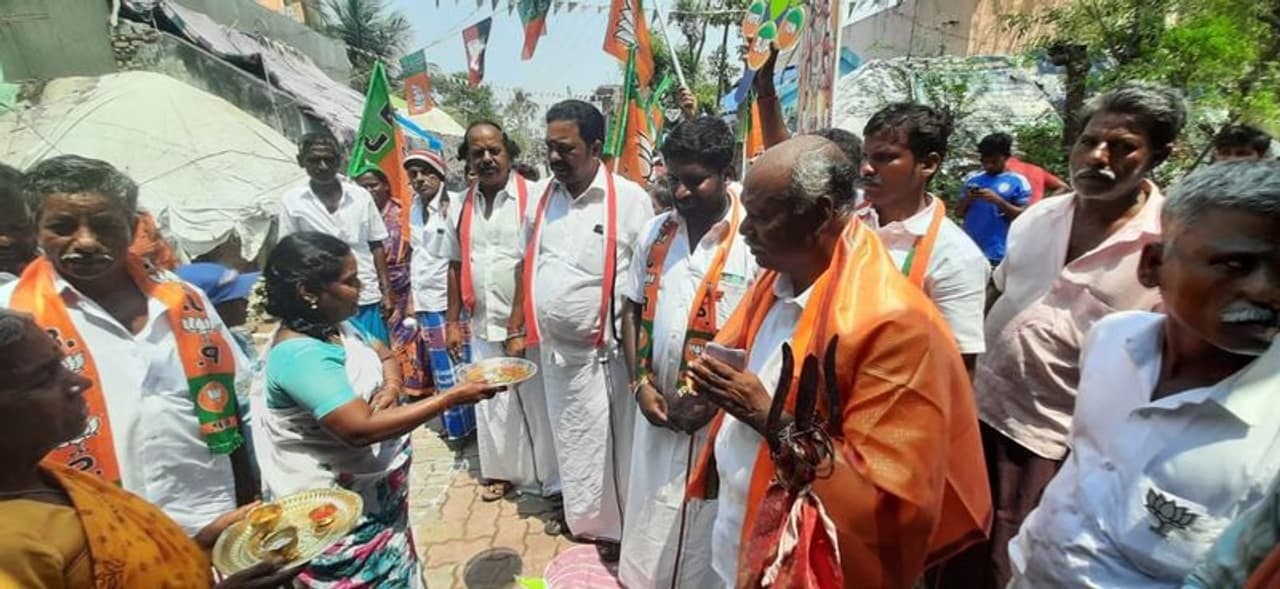 <p>திட்டக்குடி சட்டமன்ற தொகுதி வெற்றி வேட்பாளர் பெரியசாமி &nbsp;தாமரை சின்னத்திற்கு வாக்குகள் கேட்டு பிரச்சாரம் செய்த போது ...</p>