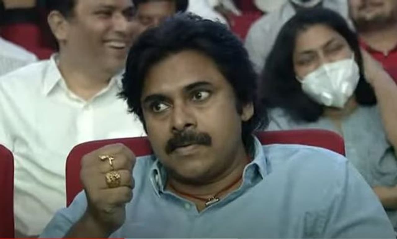 పవన్ కళ్యాణ్ ఎంట్రీ అంటే మూములుగా ఉంటుందా? ఆయన ఫ్యాన్స్ ని పవన్ని చూస్తే ఊరుకుంటారా? అరుపులు, కేకలతో దుమ్మురేపుతారు. తాజాగా `వకీల్సాబ్` ప్రీ రిలీజ్ ఈవెంట్లో అదే చేశారు. పవన్ కళ్యాణ్ ఎంట్రీ అంటే మూములుగా ఉంటుందా? ఆయన ఫ్యాన్స్ ని పవన్ని చూస్తే ఊరుకుంటారా? అరుపులు, కేకలతో దుమ్మురేపుతారు. తాజాగా `వకీల్సాబ్` ప్రీ రిలీజ్ ఈవెంట్లో అదే చేశారు.