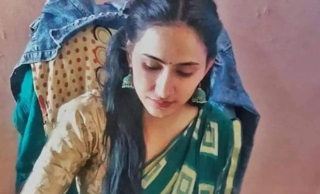 <p>ಈ ಘಟನೆ ಸೋಮವಾರ ನಾಗೌರ್ ಜಿಲ್ಲಾ ಮುಖ್ಯ ಕಚೇರಿ ಎದುರು ಬೆಳಗ್ಗೆ ಏಳು ಗಂಟೆಗೆ ಜೋಧ್ಪುರ್ ಹೈವೇಯಲ್ಲಿ ಸಂಭವಿಸಿದೆ. ಇಲ್ಲಿ ಮೋನಾ ಜಾಂಗಿಡ್ ಹೆಸರಿನ ಶಿಕ್ಷಕಿ ಎಂದಿನಂತತೆ ತಮ್ಮ ಸ್ಕೂಟಿಯಲ್ಲಿ ಶಾಲೆಗೆ ತೆರಳುತ್ತಿದ್ದರು. ಆದರೆ ಈ ಸ್ಥಳಕ್ಕಾಗಮಿಸುತ್ತಿದ್ದಂತೆಯೇ ಹಿಂಬದಿಯಿಂದ ವೇಗವಾಗಿ ಬಂದ ಡಂಪರ್ ಸ್ಕೂಟಿಗೆ ಡಿಕ್ಕಿ ಹೊಡೆದು ಮುಂದೆ ಸಾಗಿದೆ. ಅತ್ತ ಸ್ಕೂಟಿ ದೂರಕಲ್ಕೋಗಿ ಬಿದ್ದರೆ, ಶಿಕ್ಷಕಿ ಚಕ್ರದ ಕೆಳಗೆ ಸಿಲುಕಿದ್ದಾರೆ. </p> <p>ಈ ಘಟನೆ ಸೋಮವಾರ ನಾಗೌರ್ ಜಿಲ್ಲಾ ಮುಖ್ಯ ಕಚೇರಿ ಎದುರು ಬೆಳಗ್ಗೆ ಏಳು ಗಂಟೆಗೆ ಜೋಧ್ಪುರ್ ಹೈವೇಯಲ್ಲಿ ಸಂಭವಿಸಿದೆ. ಇಲ್ಲಿ ಮೋನಾ ಜಾಂಗಿಡ್ ಹೆಸರಿನ ಶಿಕ್ಷಕಿ ಎಂದಿನಂತತೆ ತಮ್ಮ ಸ್ಕೂಟಿಯಲ್ಲಿ ಶಾಲೆಗೆ ತೆರಳುತ್ತಿದ್ದರು. ಆದರೆ ಈ ಸ್ಥಳಕ್ಕಾಗಮಿಸುತ್ತಿದ್ದಂತೆಯೇ ಹಿಂಬದಿಯಿಂದ ವೇಗವಾಗಿ ಬಂದ ಡಂಪರ್ ಸ್ಕೂಟಿಗೆ ಡಿಕ್ಕಿ ಹೊಡೆದು ಮುಂದೆ ಸಾಗಿದೆ. ಅತ್ತ ಸ್ಕೂಟಿ ದೂರಕಲ್ಕೋಗಿ ಬಿದ್ದರೆ, ಶಿಕ್ಷಕಿ ಚಕ್ರದ ಕೆಳಗೆ ಸಿಲುಕಿದ್ದಾರೆ. </p>