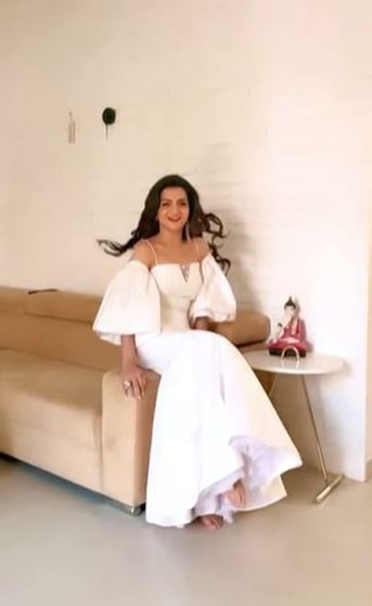 <p>செம்ம ஸ்டைலிஷாக சோபாவில் அமர்ந்தபடி போஸ் கொடுக்கும் டிடி&nbsp;</p>