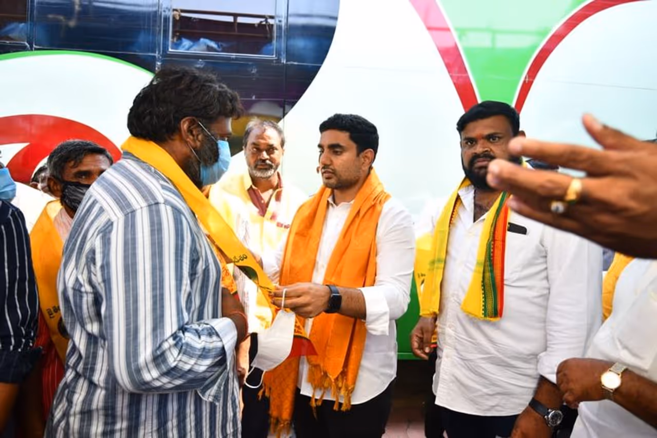 వైసిపి నాయకులకు కండువా కప్పి టిడిపిలో చేర్చుకుంటున్న నారా లోకేష్