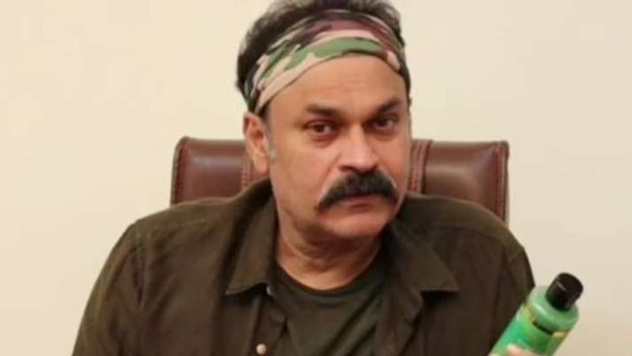 వకీల్ సాబ్ సినిమా వసూళ్లపై ప్రభావం చూపే ఈ నిర్ణయాలు పవన్ పై జగన్ రాజకీయ కుట్రే అంటూ అభిమానులు, బీజేపీ, జనసేన నాయకులు విమర్శలు చేశారు. ఈ విషయంలో రాజకీయంగా తీవ్ర చర్చ నడిచింది. సినిమా వేరు రాజకీయాలు వేరు, జగన్ ప్రభుత్వ నిర్ణయాలు సమంజసం కాదని కొందరు అన్నారు . వకీల్ సాబ్ సినిమా వసూళ్లపై ప్రభావం చూపే ఈ నిర్ణయాలు పవన్ పై జగన్ రాజకీయ కుట్రే అంటూ అభిమానులు, బీజేపీ, జనసేన నాయకులు విమర్శలు చేశారు. ఈ విషయంలో రాజకీయంగా తీవ్ర చర్చ నడిచింది. సినిమా వేరు రాజకీయాలు వేరు, జగన్ ప్రభుత్వ నిర్ణయాలు సమంజసం కాదని కొందరు అన్నారు .