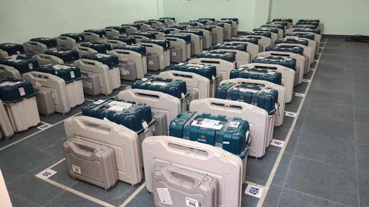 <p>ഒരു പോളിങ്ങ് ബൂത്തില്‍ ആയിരം പേര്‍ക്ക് മാത്രമാകും വോട്ട് ചെയ്യാനാകുക. പ്രിസൈഡിങ്ങ് ഓഫീസര്‍മാര്‍ക്ക് ബൂത്തിലെ ഇരട്ടവോട്ടര്‍മാരുടെ പട്ടികയും നല്‍കും.&nbsp;</p>