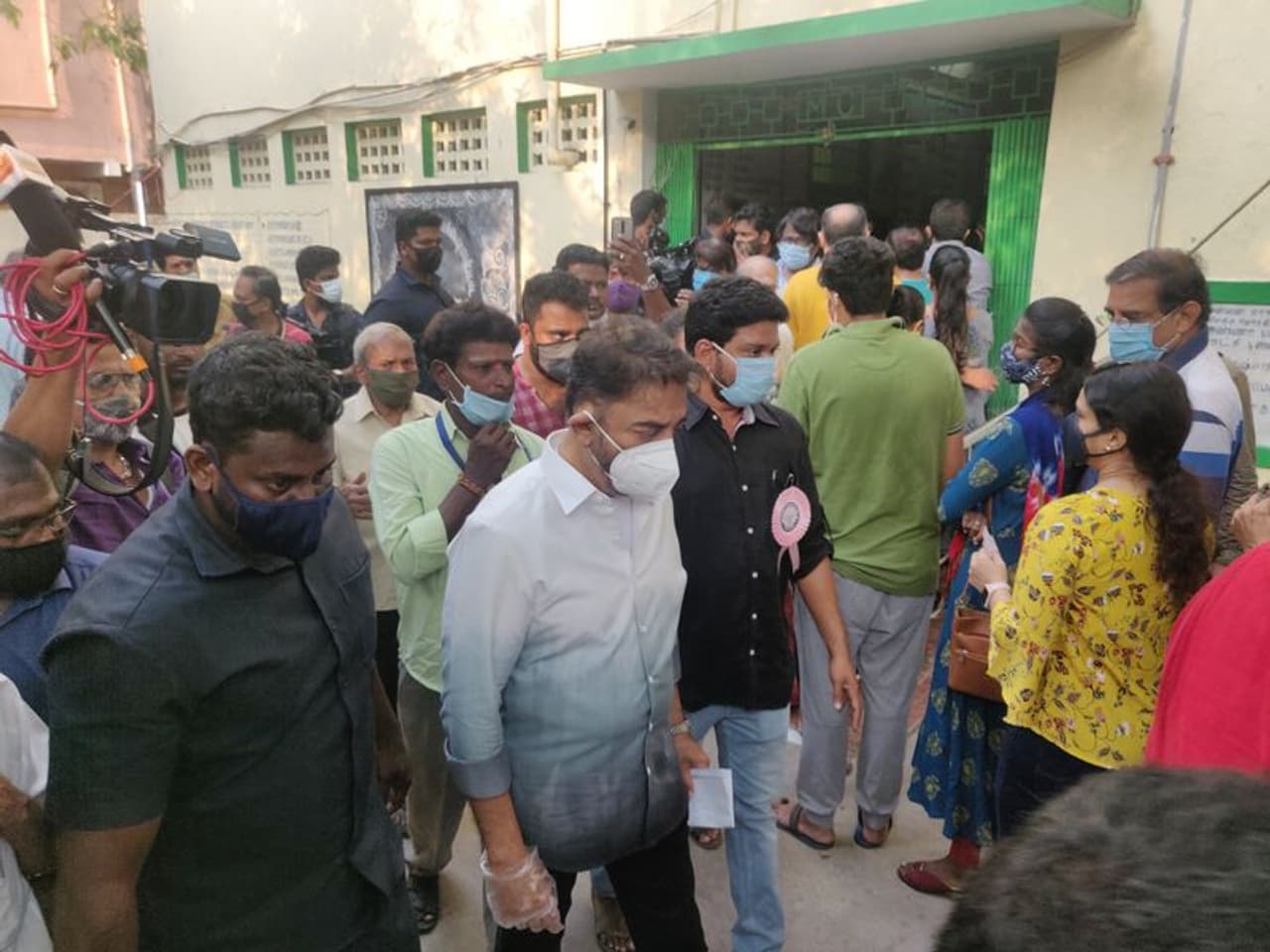 <p>தமிழகத்தில் உள்ள 234 சட்டமன்ற தொகுதிகள், கன்னியாகுமரி மக்களவை தொகுதி ஆகியவற்றிற்கான வாக்குப்பதிவு இன்று நடைபெறுகிறது. புதுச்சேரியில் 30 தொகுதிகளுக்கான வாக்குப்பதிவும் இன்று நடைபெறுகிறது. சட்டமன்றத் தேர்தலில் 3,998 வேட்பாளர்களும் கன்னியாகுமரி மக்களவை இடைத்தேர்தலில் 12 வேட்பாளர்களும் களத்தில் உள்ளனர். </p> <p>தமிழகத்தில் உள்ள 234 சட்டமன்ற தொகுதிகள், கன்னியாகுமரி மக்களவை தொகுதி ஆகியவற்றிற்கான வாக்குப்பதிவு இன்று நடைபெறுகிறது. புதுச்சேரியில் 30 தொகுதிகளுக்கான வாக்குப்பதிவும் இன்று நடைபெறுகிறது. சட்டமன்றத் தேர்தலில் 3,998 வேட்பாளர்களும் கன்னியாகுமரி மக்களவை இடைத்தேர்தலில் 12 வேட்பாளர்களும் களத்தில் உள்ளனர். </p>