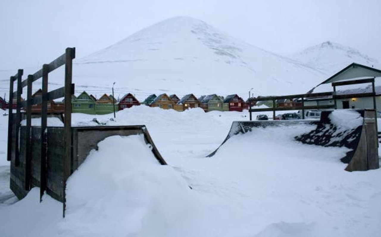 <p>സ്വാൽബാർഡിന്റെ ദ്വീപസമൂഹത്തിൽ സ്ഥിതിചെയ്യുന്ന ഒരു നോർവീജിയൻ ഗ്രാമമാണ് ലോംഗിയർബൈൻ. ലോകത്തിലെ ഏറ്റവും വടക്കുകിഴക്കൻ നഗരമായ ഇത് ഒരു പഴയ കൽക്കരി ഖനന കേന്ദ്രമായിരുന്നു. വർഷത്തിൽ നാലുമാസത്തോളം ഇവിടെ സൂര്യപ്രകാശം പതിക്കുന്നില്ല.&nbsp;</p>