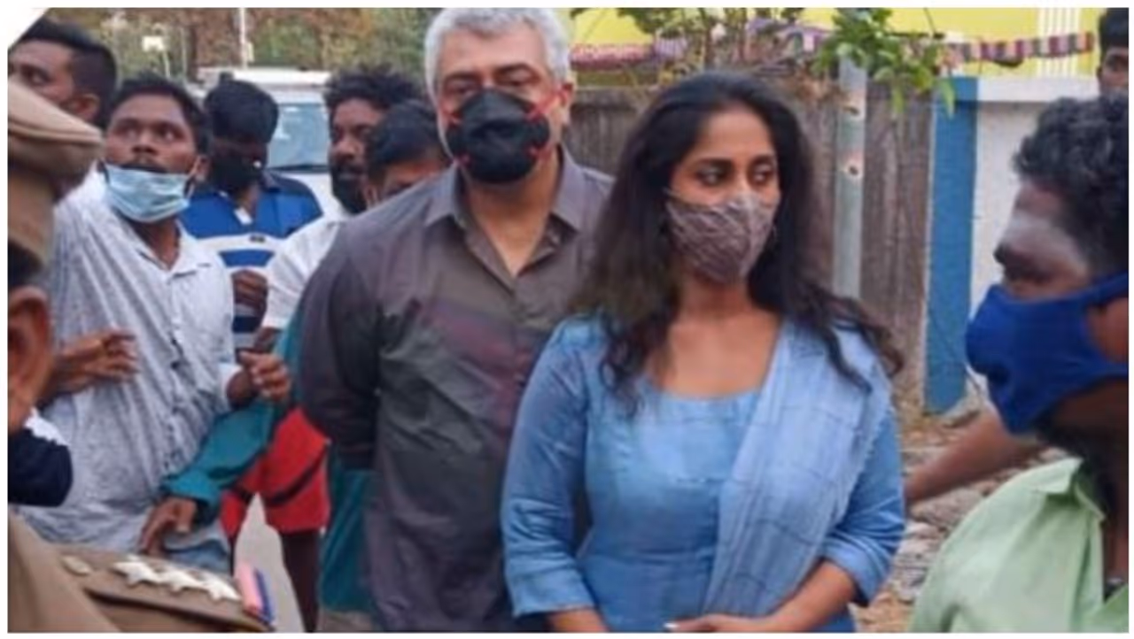 <p>தமிழக சட்டமன்ற தேர்தலை முன்னிட்டு திரையுலகினர் பலரும் தங்களது குடும்பத்தினருடன் சென்று வாக்களித்து வருகின்றனர். திரைப்பிரபலங்களிலேயே முதல் ஆளாக நடிகர் அஜித், தனது மனைவி ஷாலினியுடன் 20 நிமிடம் முன்னதாகவே சென்று 6.55 மணிக்கு வாக்காளித்தார்.&nbsp;</p>