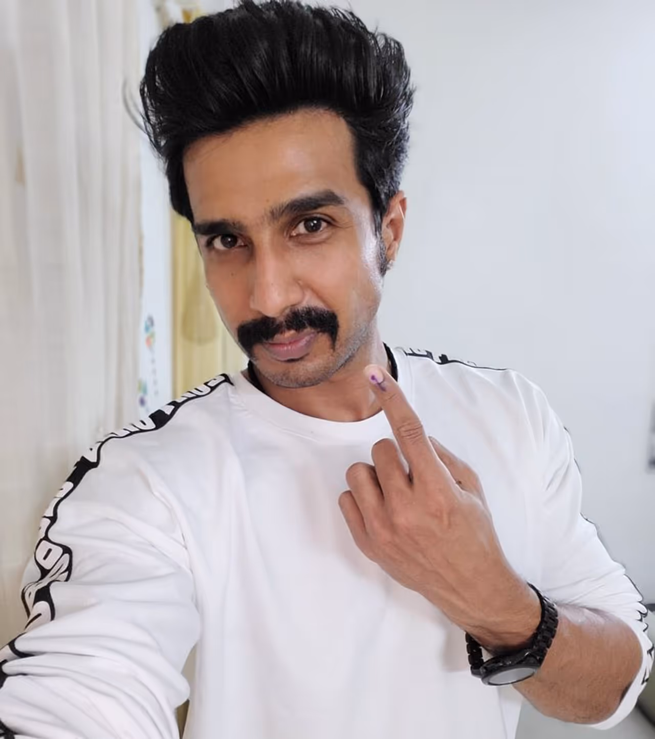 <p>நடிகர் விஷ்ணு விஷால் வாக்கு பதிவு செய்து விட்டு வெளியிட்ட புகைப்படம்&nbsp;</p>