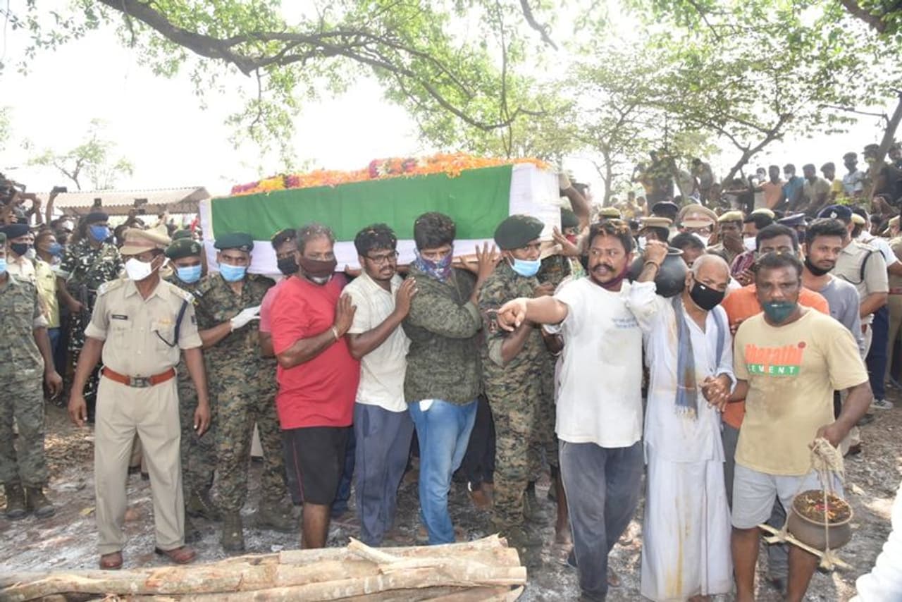 విజయనగరం: ఛత్తీస్ఘడ్ రాష్ట్రంలోని బీజాపూర్లో మావోయిస్టుల కాల్పుల కారణంగా మృతి చెందిన సిఆర్పిఎఫ్ కోబ్రా కమాండర్ రౌతు జగదీష్ పార్థీవ శరీరం స్వస్థలానికి చేరుకుంది. వేలాదిమంది అశ్రునయనాల మధ్య అధికార లాంఛనాలతో అంత్యక్రియలు నిర్వహించారు. విజయనగరం: ఛత్తీస్ఘడ్ రాష్ట్రంలోని బీజాపూర్లో మావోయిస్టుల కాల్పుల కారణంగా మృతి చెందిన సిఆర్పిఎఫ్ కోబ్రా కమాండర్ రౌతు జగదీష్ పార్థీవ శరీరం స్వస్థలానికి చేరుకుంది. వేలాదిమంది అశ్రునయనాల మధ్య అధికార లాంఛనాలతో అంత్యక్రియలు నిర్వహించారు.