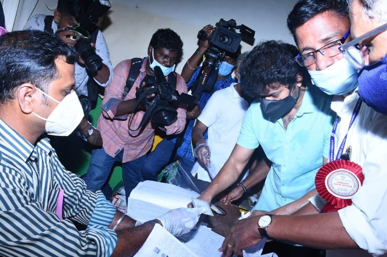 <p>தமிழகம், புதுச்சேரி உள்ளிட்ட 5 மாநிலங்களுக்கான சட்டமன்ற தேர்தல் கடந்த ஏப்ரல் 6ம் தேதி அமைதியான முறையில் நடந்து முடிந்தது. அதைவிட விறுவிறுப்பாக தளபதி விஜய் சைக்கிளில் வந்து வாக்களித்த விவகாரம் பேசு பொருளாக மாறியது. </p> <p>தமிழகம், புதுச்சேரி உள்ளிட்ட 5 மாநிலங்களுக்கான சட்டமன்ற தேர்தல் கடந்த ஏப்ரல் 6ம் தேதி அமைதியான முறையில் நடந்து முடிந்தது. அதைவிட விறுவிறுப்பாக தளபதி விஜய் சைக்கிளில் வந்து வாக்களித்த விவகாரம் பேசு பொருளாக மாறியது. </p>