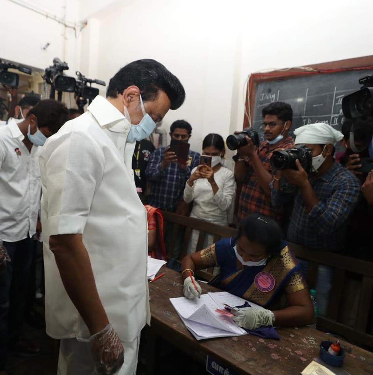 కుటుంబంతో కలిసి వెళ్లి ఓటేసిన స్టాలిన్