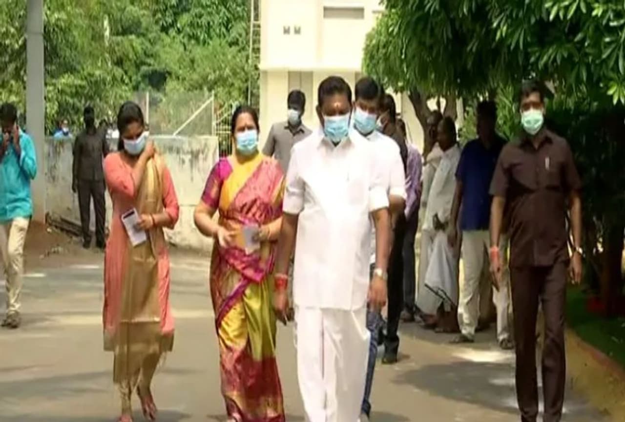 <p>சிலுவம்பாளையம் அரசு தொடக்கப்பள்ளியில் உள்ள வாக்குச்சாவடியில் முதலமைச்சர் எடப்பாடி பழனிசாமி குடும்பத்துடன் சென்று வாக்களித்தார்</p>