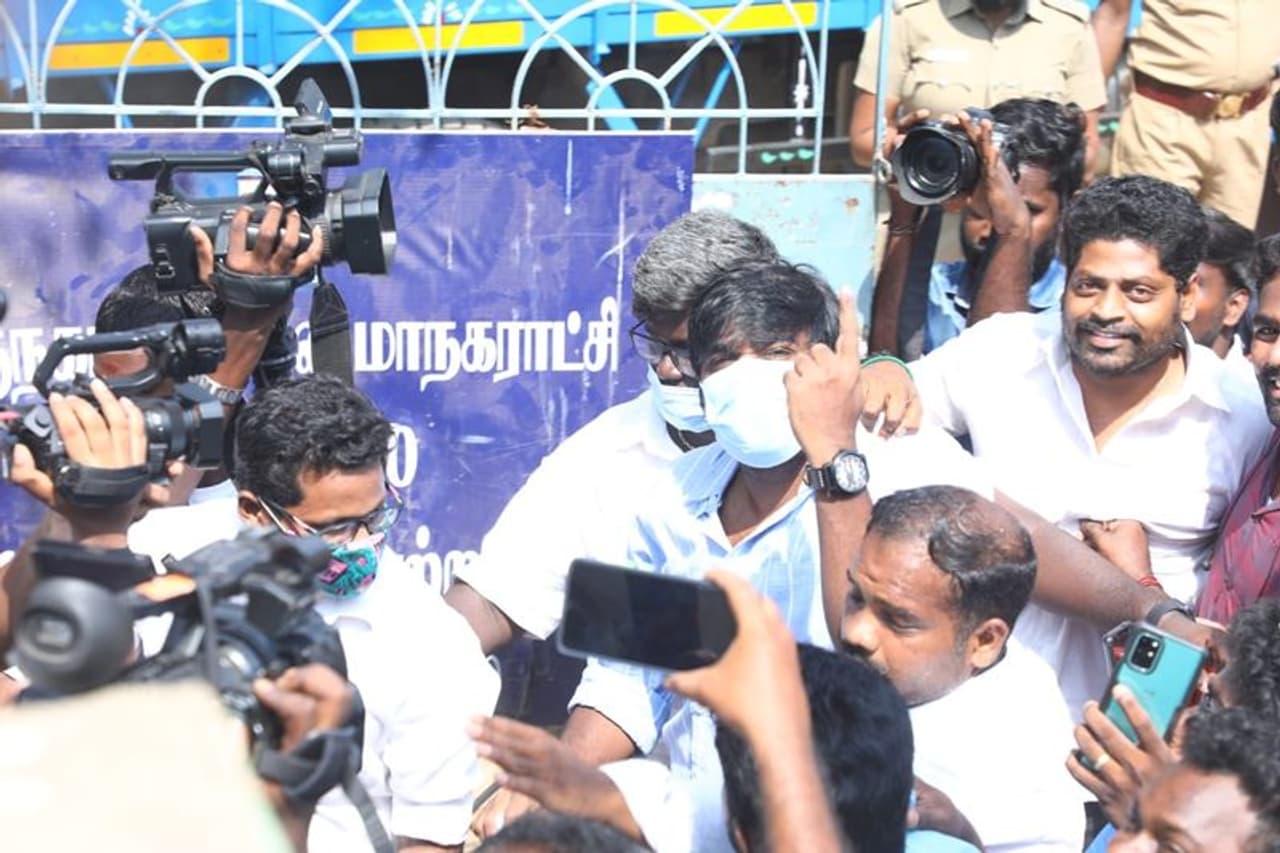 <p>ஓட்டு போட வந்த விஜய்சேதுபதியை சூழ்ந்து கொண்ட ரசிகர்கள் </p> <p>ஓட்டு போட வந்த விஜய்சேதுபதியை சூழ்ந்து கொண்ட ரசிகர்கள் </p>