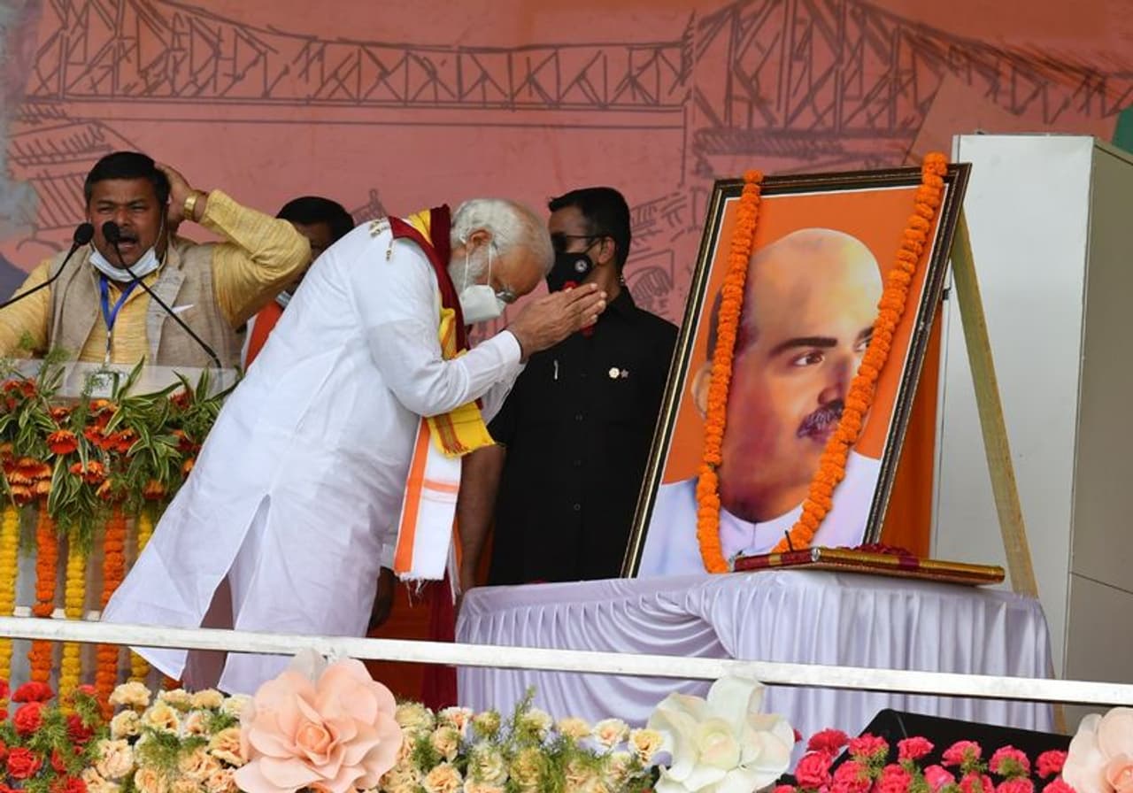 <p>ಕೂಚ್ ಬೆಹರ್ ನಲ್ಲಿ ಸಾರ್ವಜನಿಕ ಸಭೆಯನ್ನು ಉದ್ದೇಶಿಸಿ ಮಾತನಾಡಿದ ಅವರು, ದೀದಿ ವಿರುದ್ಧ ಹರಿಹಾಯ್ದರು. </p> <p>ಕೂಚ್ ಬೆಹರ್ ನಲ್ಲಿ ಸಾರ್ವಜನಿಕ ಸಭೆಯನ್ನು ಉದ್ದೇಶಿಸಿ ಮಾತನಾಡಿದ ಅವರು, ದೀದಿ ವಿರುದ್ಧ ಹರಿಹಾಯ್ದರು. </p>