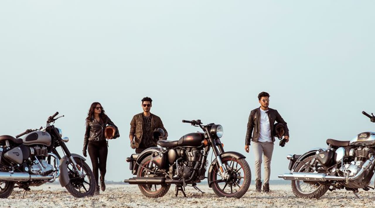 <p>ఎందుకంటే ఏప్రిల్ 1 నుంచి అంటే కొత్త ఆర్థిక సంవత్సరం నుండి వివిధ ఆటోమొబైల్ కంపెనీలు తమ వాహనాల ధరల పెంపును ప్రకటించాయి. ద్విచక్ర వాహన తయారీ సంస్థలైన హీరో మోటోకార్ప్, యమహా, హోండా వంటి కంపెనీలు కూడా వాహనాల ధరలను ఏప్రిల్ 1 నుంచి పెంచనున్నట్లు ఇప్పటికే ప్రకటించాయి. ఇప్పుడు తాజాగా ఈ జాబితాలో రాయల్ ఎన్ఫీల్డ్ కూడా చేరింది. రాయల్ ఎన్ఫీల్డ్ క్లాసిక్ 350 బైక్ ప్రతి వేరియంట్ కొత్త ధర ఎంతో తెలుసుకోండి. <br /> </p> <p>ఎందుకంటే ఏప్రిల్ 1 నుంచి అంటే కొత్త ఆర్థిక సంవత్సరం నుండి వివిధ ఆటోమొబైల్ కంపెనీలు తమ వాహనాల ధరల పెంపును ప్రకటించాయి. ద్విచక్ర వాహన తయారీ సంస్థలైన హీరో మోటోకార్ప్, యమహా, హోండా వంటి కంపెనీలు కూడా వాహనాల ధరలను ఏప్రిల్ 1 నుంచి పెంచనున్నట్లు ఇప్పటికే ప్రకటించాయి. ఇప్పుడు తాజాగా ఈ జాబితాలో రాయల్ ఎన్ఫీల్డ్ కూడా చేరింది. రాయల్ ఎన్ఫీల్డ్ క్లాసిక్ 350 బైక్ ప్రతి వేరియంట్ కొత్త ధర ఎంతో తెలుసుకోండి. <br /> </p>