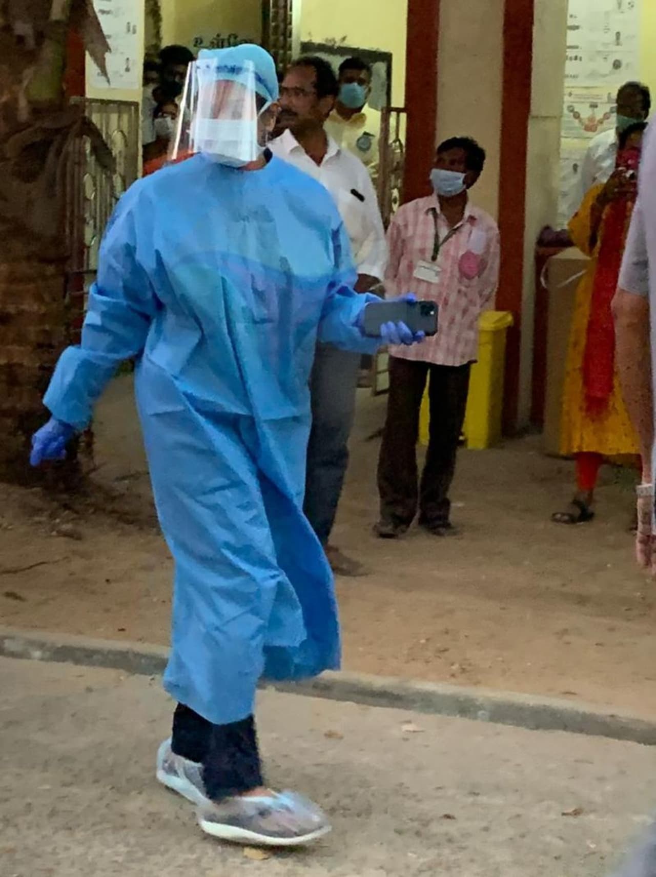 <p>தமிழக சட்டமன்ற தேர்தலை முன்னிட்டு தீவிர வாக்கு சேகரிப்பில் ஈடுபட்டு வந்த திமுக எம்.பி.கனிமொழிக்கு கடந்த 3ம் தேதி கொரோனா தொற்று இருப்பது உறுதி செய்யப்பட்டது. தேர்தலுக்கு 3 நாட்களுக்கு முன்பாக கனிமொழிக்கு தொற்று உறுதி செய்யப்பட்டது அரசியல் வட்டாரத்தில் பரபரப்பை ஏற்படுத்தியது. </p> <p>தமிழக சட்டமன்ற தேர்தலை முன்னிட்டு தீவிர வாக்கு சேகரிப்பில் ஈடுபட்டு வந்த திமுக எம்.பி.கனிமொழிக்கு கடந்த 3ம் தேதி கொரோனா தொற்று இருப்பது உறுதி செய்யப்பட்டது. தேர்தலுக்கு 3 நாட்களுக்கு முன்பாக கனிமொழிக்கு தொற்று உறுதி செய்யப்பட்டது அரசியல் வட்டாரத்தில் பரபரப்பை ஏற்படுத்தியது. </p>