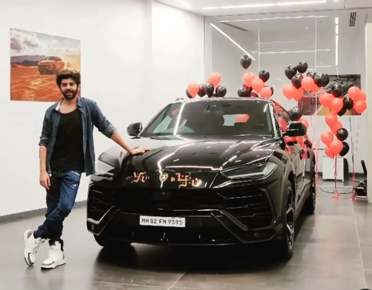 <p>ಕೊರೋನ ವೈರಸ್‌ ಪಾಸಿಟಿವ್ ಬಂದಿದ್ದ ನಂತರ ಕಾರ್ತಿಕ್ ಆರ್ಯನ್ ಸ್ವತಃ ಲಂಬೋರ್ಘಿನಿ ಉಡುಗೊರೆಯಾಗಿ ನೀಡಿದ್ದಾರೆ.</p>