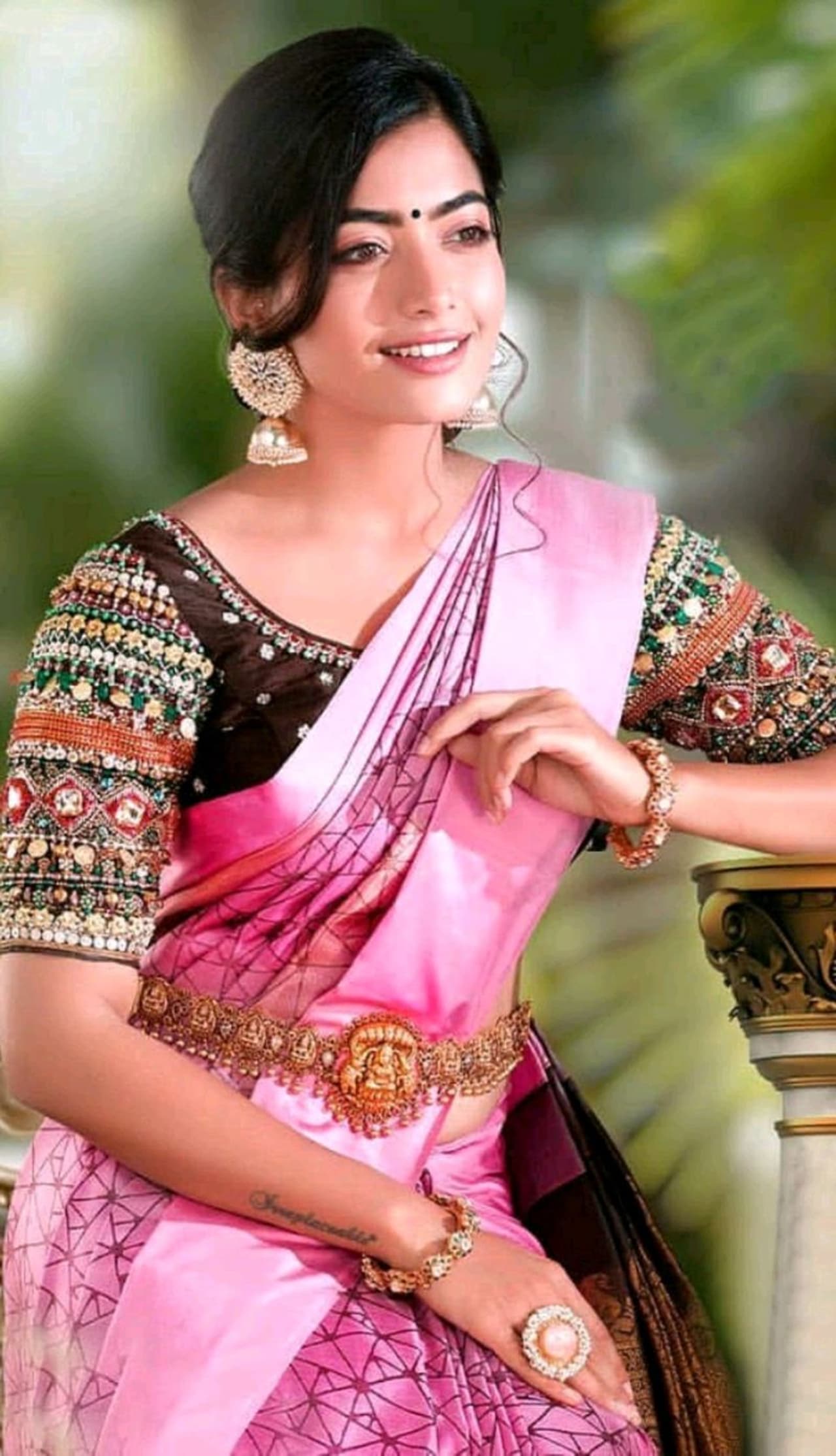 <p>ಸ್ಯಾಂಡಲ್ವುಡ್ನ ನಟಿ ರಶ್ಮಿಕಾ ಮಂದಣ್ಣ ತೆಲುಗು ಸಿನಿಮಾಗಳ ನಂತರ ಬಾಲಿವುಡ್ನತ್ತ ಮುಖ ಮಾಡಿದ್ದಾರೆ. </p> <p>ಸ್ಯಾಂಡಲ್ವುಡ್ನ ನಟಿ ರಶ್ಮಿಕಾ ಮಂದಣ್ಣ ತೆಲುಗು ಸಿನಿಮಾಗಳ ನಂತರ ಬಾಲಿವುಡ್ನತ್ತ ಮುಖ ಮಾಡಿದ್ದಾರೆ. </p>