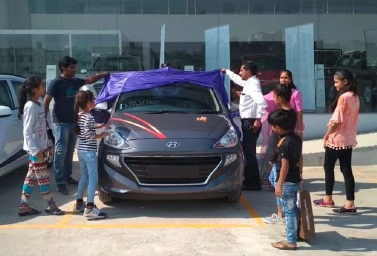 <p>ఈ హ్యాచ్బ్యాక్ కార్లలో కుటుంబం మొత్తం కలిసి ప్రయాణించవచ్చు. ప్రత్యేకమైన విషయం ఏంటంటే ఈ కార్లు 5 లక్షల లోపే మీకు లభిస్తాయి. దేశంలోని అతిపెద్ద ఆటోమొబైల్ కంపెనీ మారుతి సుజుకి నుండి రెండవ అతిపెద్ద కార్ల తయారీ సంస్థ హ్యుందాయ్, టాటా మోటార్స్ వరకు ఈ కార్లకు భారీ డిమాండ్ ఉంది. మీరు కూడా కొత్త కారు కొనాలని ఆలోచిస్తుంటే, తక్కువ ధరకు ఎక్కువ మైలేజ్ ఇచ్చే కార్ల గురించి తెలుసుకోండి...<br /> </p> <p>ఈ హ్యాచ్బ్యాక్ కార్లలో కుటుంబం మొత్తం కలిసి ప్రయాణించవచ్చు. ప్రత్యేకమైన విషయం ఏంటంటే ఈ కార్లు 5 లక్షల లోపే మీకు లభిస్తాయి. దేశంలోని అతిపెద్ద ఆటోమొబైల్ కంపెనీ మారుతి సుజుకి నుండి రెండవ అతిపెద్ద కార్ల తయారీ సంస్థ హ్యుందాయ్, టాటా మోటార్స్ వరకు ఈ కార్లకు భారీ డిమాండ్ ఉంది. మీరు కూడా కొత్త కారు కొనాలని ఆలోచిస్తుంటే, తక్కువ ధరకు ఎక్కువ మైలేజ్ ఇచ్చే కార్ల గురించి తెలుసుకోండి...<br /> </p>