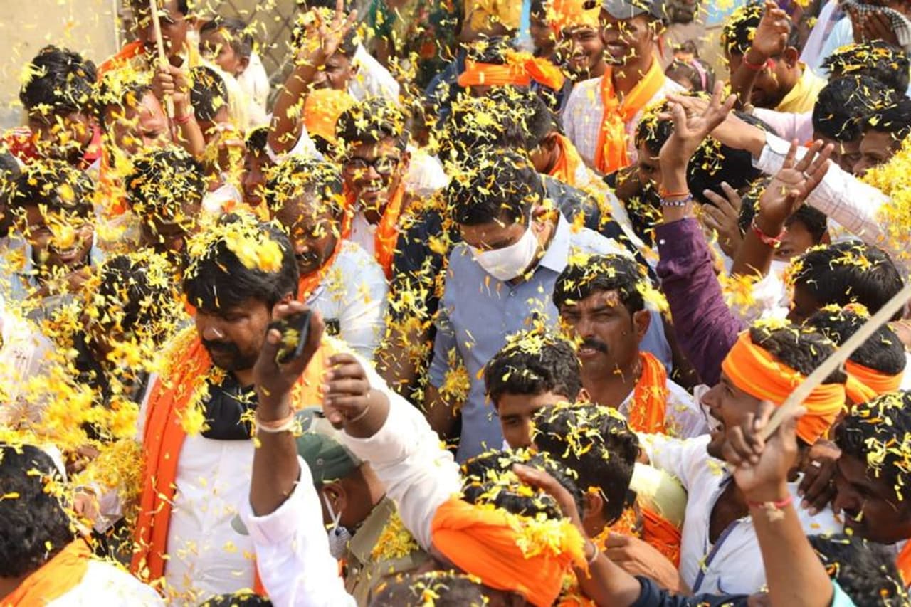 <p>ತಾಲೂಕಿನ ಉದ್ಬಾಳ ಗ್ರಾಮದಲ್ಲಿ ಮಂಗಳವಾರ ಬಿಜೆಪಿ ಅಭ್ಯರ್ಥಿ ಪ್ರತಾಪಗೌಡ ಪಾಟೀಲ ಪರ ಪ್ರಚಾರ ನಡೆಸಿದ ಬಿಜೆಪಿ ರಾಜ್ಯ ಉಪಾಧ್ಯಕ್ಷ ವಿಜಯೇಂದ್ರ </p> <p>ತಾಲೂಕಿನ ಉದ್ಬಾಳ ಗ್ರಾಮದಲ್ಲಿ ಮಂಗಳವಾರ ಬಿಜೆಪಿ ಅಭ್ಯರ್ಥಿ ಪ್ರತಾಪಗೌಡ ಪಾಟೀಲ ಪರ ಪ್ರಚಾರ ನಡೆಸಿದ ಬಿಜೆಪಿ ರಾಜ್ಯ ಉಪಾಧ್ಯಕ್ಷ ವಿಜಯೇಂದ್ರ </p>