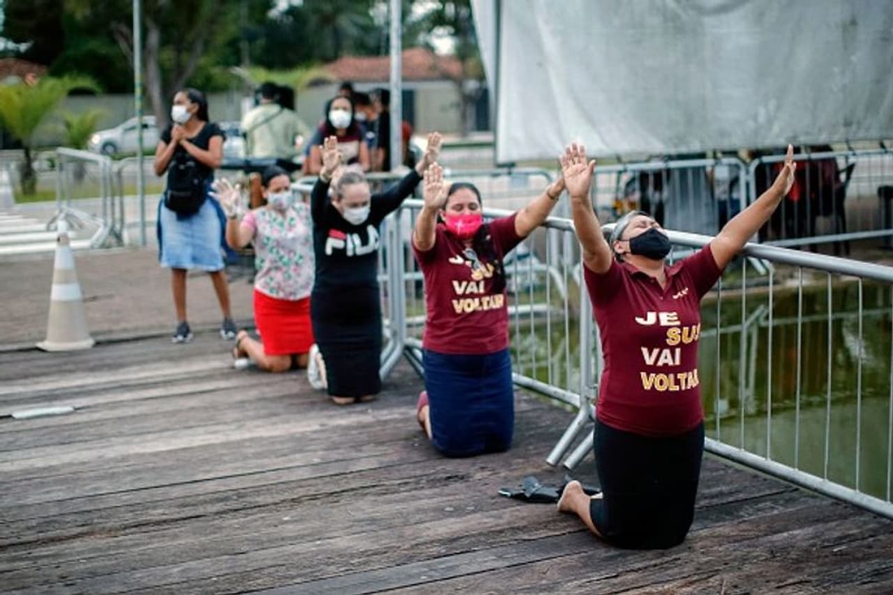<p>ബ്രസീലിലെ ആരോഗ്യമേഖല പാടെ തകര്ന്നിരിക്കുകയാണെന്നാണ് പുറത്ത് വരുന്ന വാര്ത്തകള്. ആശുപത്രികളെ തിരക്ക് വളരെ കൂടുതലാണ്. ചികിത്സയ്ക്കായി ആശുപത്രികളിലെത്തിയ രോഗികളില് പലരും ആശുപത്രിയില് കാത്തിരിക്കുന്നതിനിടെ വീണ് മരിക്കുന്നതായാണ് റിപ്പോര്ട്ടുകള്. </p> <p>ബ്രസീലിലെ ആരോഗ്യമേഖല പാടെ തകര്ന്നിരിക്കുകയാണെന്നാണ് പുറത്ത് വരുന്ന വാര്ത്തകള്. ആശുപത്രികളെ തിരക്ക് വളരെ കൂടുതലാണ്. ചികിത്സയ്ക്കായി ആശുപത്രികളിലെത്തിയ രോഗികളില് പലരും ആശുപത്രിയില് കാത്തിരിക്കുന്നതിനിടെ വീണ് മരിക്കുന്നതായാണ് റിപ്പോര്ട്ടുകള്. </p>