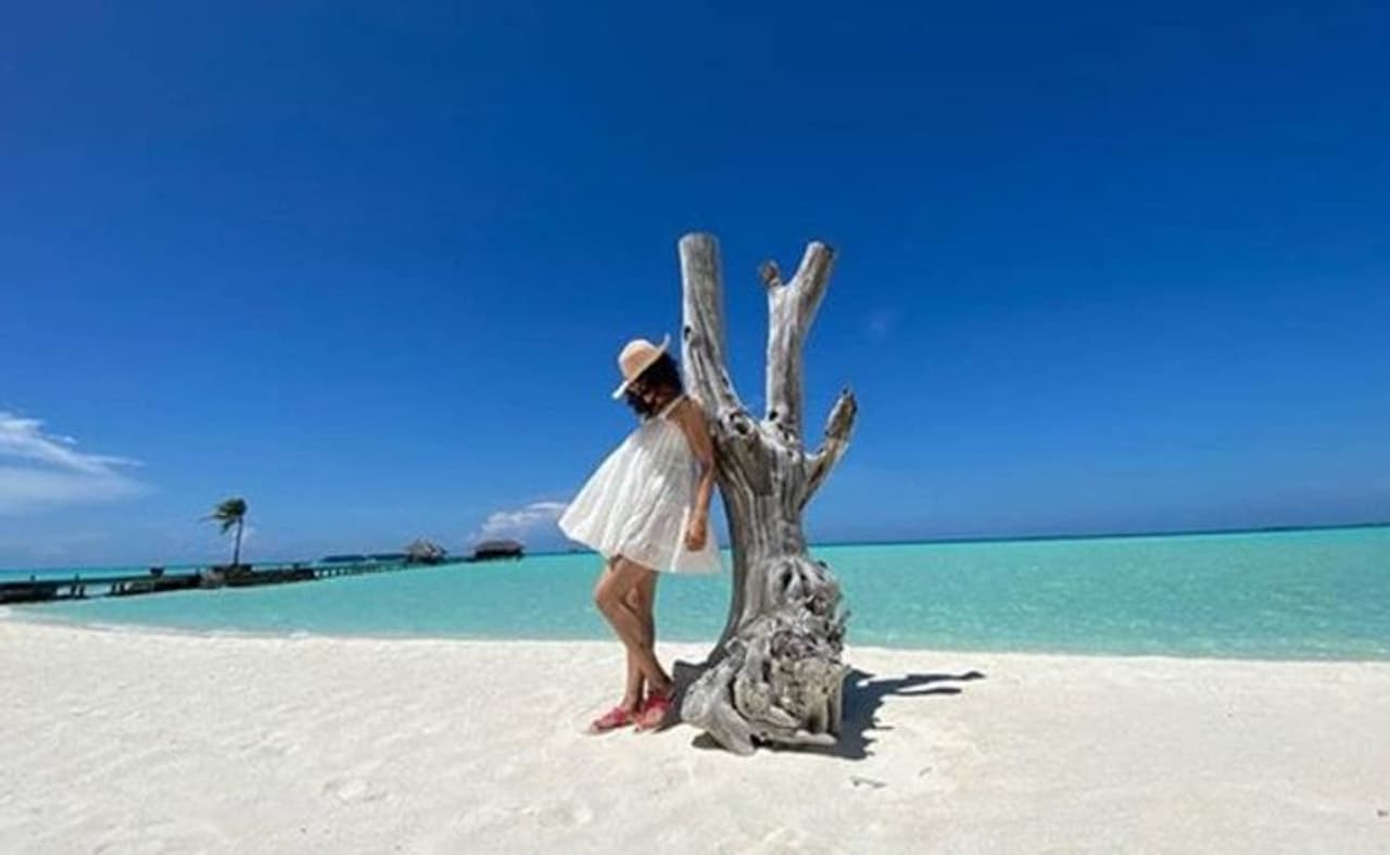 <p>రోజూ ఆఫీసు పని... ఇంటి పనీ చేసి అలసిపోయిన వారు కనీసం ఓ వారం రోజులు ఎలాంటి పని లేకుండా.. నేచర్ ఎంజాయ్ చేయాలని.. అన్ని పనులకు దూరంగా డ్రీమ్ వెకేషన్ కి వెళ్లాలని ఆశపడేవాళ్లు మనలో చాలా మందే ఉంటారు. కొందరు వారి విష్ ని ఫుల్ ఫిల్ చేసుకుంటారు. కానీ కొందరి డ్రీమ్ మాత్రం.. అలానే ఉండిపోతుంది. అయితే.. మీ రాశి చక్రాన్ని బట్టి.. మీ మనసులోని డ్రీమ్ వెకేషన్ ప్లేస్ ఏదో చెప్పేయవచ్చట. ఆ వెకేషన్స్ ఏంటో ఓసారి చూద్దాం.</p> <p>రోజూ ఆఫీసు పని... ఇంటి పనీ చేసి అలసిపోయిన వారు కనీసం ఓ వారం రోజులు ఎలాంటి పని లేకుండా.. నేచర్ ఎంజాయ్ చేయాలని.. అన్ని పనులకు దూరంగా డ్రీమ్ వెకేషన్ కి వెళ్లాలని ఆశపడేవాళ్లు మనలో చాలా మందే ఉంటారు. కొందరు వారి విష్ ని ఫుల్ ఫిల్ చేసుకుంటారు. కానీ కొందరి డ్రీమ్ మాత్రం.. అలానే ఉండిపోతుంది. అయితే.. మీ రాశి చక్రాన్ని బట్టి.. మీ మనసులోని డ్రీమ్ వెకేషన్ ప్లేస్ ఏదో చెప్పేయవచ్చట. ఆ వెకేషన్స్ ఏంటో ఓసారి చూద్దాం.</p>