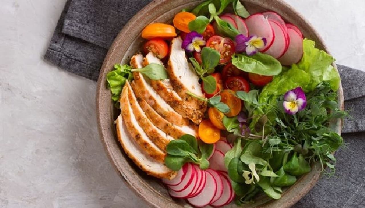 <p>ഡയറ്റില് ശ്രദ്ധിക്കേണ്ട ഒരു കാര്യമാണ് ആദ്യം പറയുന്നത്. 'കളര്ഫുള്' ഭക്ഷണം കാണാനുള്ള മനോഹാരിതയ്ക്ക് മാത്രമല്ല, വിവിധ തരം പോഷകങ്ങളെ സൂചിപ്പിക്കുന്നത് കൂടിയാണ്. അതിനാല് 'കളര്ഫുള്' ആയി ഭക്ഷണം കഴിക്കാന് ശ്രമിക്കുക.</p> <p>ഡയറ്റില് ശ്രദ്ധിക്കേണ്ട ഒരു കാര്യമാണ് ആദ്യം പറയുന്നത്. 'കളര്ഫുള്' ഭക്ഷണം കാണാനുള്ള മനോഹാരിതയ്ക്ക് മാത്രമല്ല, വിവിധ തരം പോഷകങ്ങളെ സൂചിപ്പിക്കുന്നത് കൂടിയാണ്. അതിനാല് 'കളര്ഫുള്' ആയി ഭക്ഷണം കഴിക്കാന് ശ്രമിക്കുക.</p>