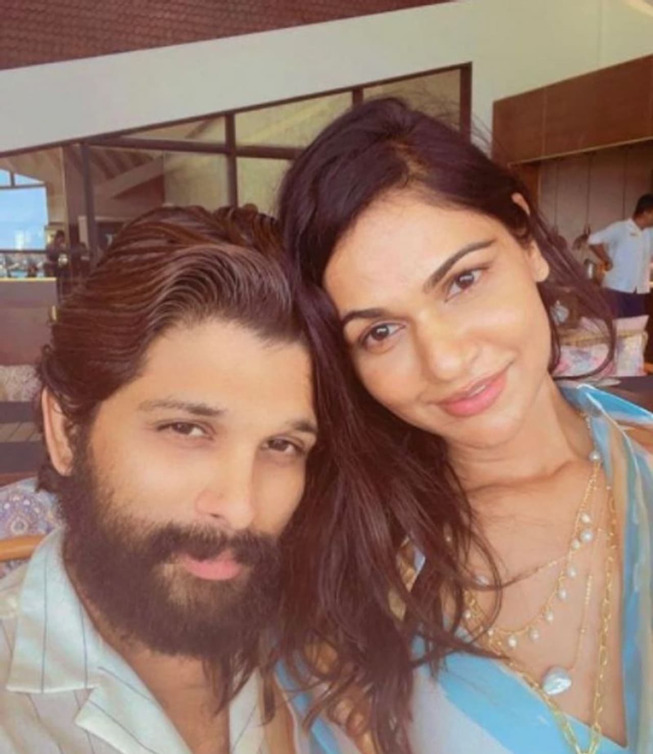 <p>ತೆಲುಗು ಸೂಪರ್ಸ್ಟಾರ್ ಅಲ್ಲು ಅರ್ಜುನ್ ತಮ್ಮ 38 ನೇ ಹುಟ್ಟುಹಬ್ಬವನ್ನು ಹೈದರಾಬಾದ್ನಲ್ಲಿ ತಮ್ಮ ಕುಟುಂಬ ಸದಸ್ಯರೊಂದಿಗೆ ಆಚರಿಸಿದ್ದಾರೆ.</p> <p>ತೆಲುಗು ಸೂಪರ್ಸ್ಟಾರ್ ಅಲ್ಲು ಅರ್ಜುನ್ ತಮ್ಮ 38 ನೇ ಹುಟ್ಟುಹಬ್ಬವನ್ನು ಹೈದರಾಬಾದ್ನಲ್ಲಿ ತಮ್ಮ ಕುಟುಂಬ ಸದಸ್ಯರೊಂದಿಗೆ ಆಚರಿಸಿದ್ದಾರೆ.</p>