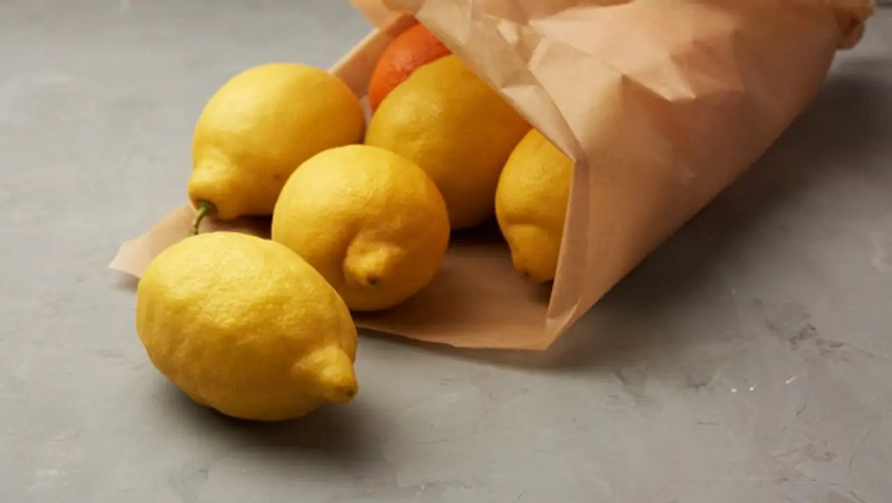 <p>ಮೊದಲಿಗೆ, ನಿಂಬೆಹಣ್ಣನ್ನು ಎಂದಿಗೂ ರೆಫ್ರಿಜರೇಟರ್ನಲ್ಲಿ ಇಡಬಾರದು. ಹೀಗೆ ಮಾಡುವುದರಿಂದ, ಅದು ಗಟ್ಟಿಯಾಗುತ್ತದೆ. ತಾಜಾ ನಿಂಬೆ ಹಣ್ಣು ಬೇಕೆಂದರೆ ಅದನ್ನು ಫ್ರಿಜ್ನಲ್ಲಿ ಇಡೋದನ್ನು ತಪ್ಪಿಸಿ. </p> <p>ಮೊದಲಿಗೆ, ನಿಂಬೆಹಣ್ಣನ್ನು ಎಂದಿಗೂ ರೆಫ್ರಿಜರೇಟರ್ನಲ್ಲಿ ಇಡಬಾರದು. ಹೀಗೆ ಮಾಡುವುದರಿಂದ, ಅದು ಗಟ್ಟಿಯಾಗುತ್ತದೆ. ತಾಜಾ ನಿಂಬೆ ಹಣ್ಣು ಬೇಕೆಂದರೆ ಅದನ್ನು ಫ್ರಿಜ್ನಲ್ಲಿ ಇಡೋದನ್ನು ತಪ್ಪಿಸಿ. </p>