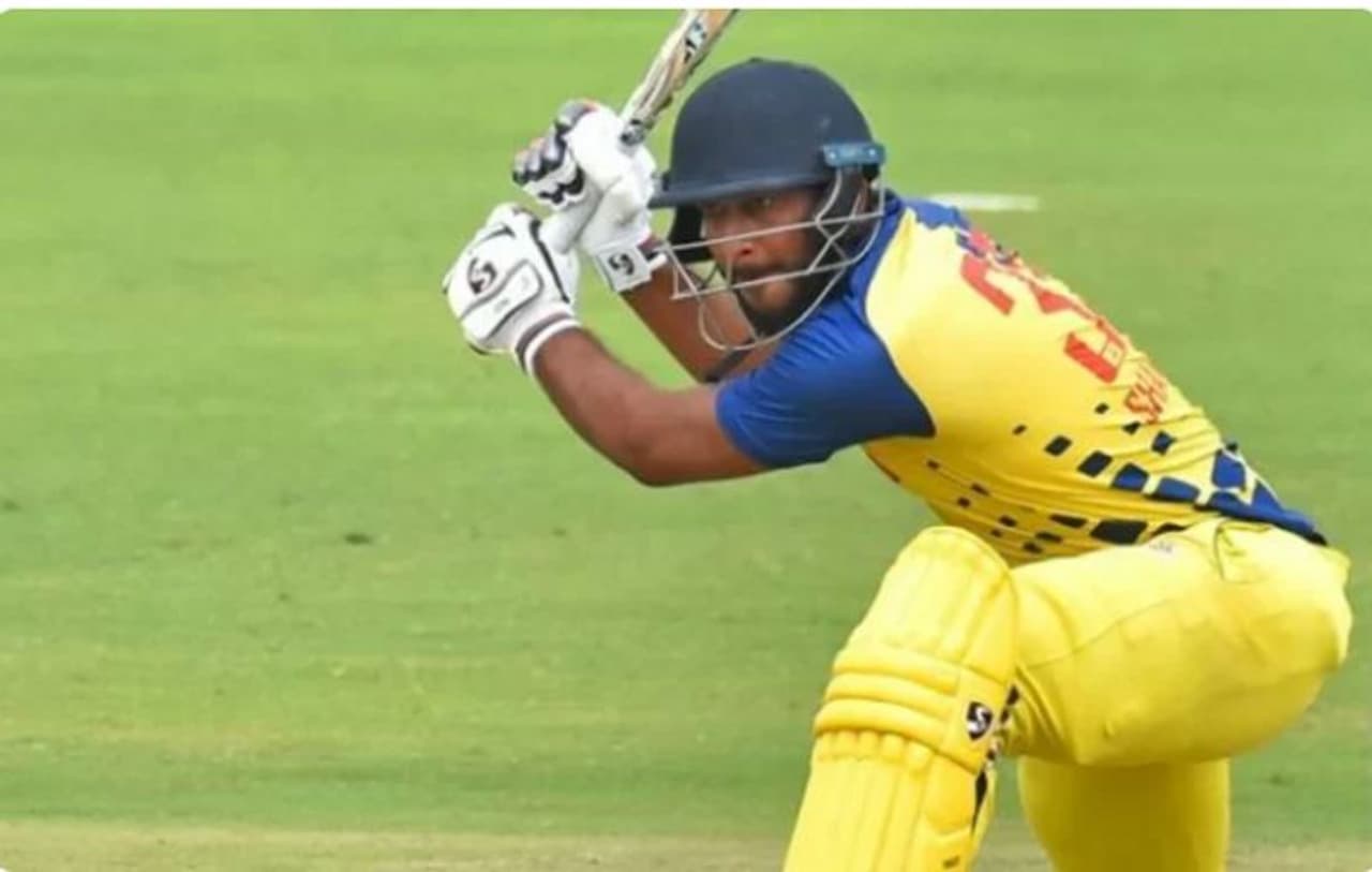 <p><strong>ഷാരൂഖ് ഖാന്(പഞ്ചാബ് കിംഗ്സ്)</strong></p><p>ഐപിഎല് താരലേലത്തില് പഞ്ചാബ് കിംഗ്സ് സ്വന്തമാക്കിയപ്പോള് മുതല് കൗതുകമായ പേരുകാരനാണ് ഷാരൂഖ് ഖാന്. ബോളിവുഡ് സൂപ്പര് താരത്തിന്റെ പേരുള്ള ഈ തമിഴ്നാട് ഓള്റൗണ്ടര് താരലേലത്തില് അടിസ്ഥാന വിലയായ 20 ലക്ഷത്തിന്റെ പട്ടികയിലായിരുന്നു.എന്നാല് ഏവരെയും അമ്പരപ്പിച്ച് പഞ്ചാബ് കിംഗ്സ് ഇരുപത്തിയഞ്ചുകാരനെ 5.25 കോടി നല്കി ഷാരൂഖിനെ സ്വന്തമാക്കി.എന്നാല് ഈ വില കേട്ട് അത്ഭുതപ്പെടേണ്ടതില്ല എന്നാണ് താരത്തിന്റെ ആഭ്യന്തര കരിയര് തെളിയിക്കുന്നത്. തമിഴ്നാടിനായി പലപ്പോഴും ഫിനിഷറുടെ റോള് ഗംഭീരമാക്കിയിട്ടുണ്ട്. മുഖ്താഖ് അലി ട്രോഫി ടി20യില് 19 പന്തില് 40 റണ്സടിച്ച് ഈ സീസണില് കരുത്ത് കാട്ടിയ താരം കലാശപ്പോരില് ഏഴ് പന്തില് പുറത്താകാതെ 18 റണ്സടിച്ച് ടീമിന് കപ്പ് നേടി നല്കുകയും ചെയ്തു.</p> <p><strong>ഷാരൂഖ് ഖാന്(പഞ്ചാബ് കിംഗ്സ്)</strong></p><p>ഐപിഎല് താരലേലത്തില് പഞ്ചാബ് കിംഗ്സ് സ്വന്തമാക്കിയപ്പോള് മുതല് കൗതുകമായ പേരുകാരനാണ് ഷാരൂഖ് ഖാന്. ബോളിവുഡ് സൂപ്പര് താരത്തിന്റെ പേരുള്ള ഈ തമിഴ്നാട് ഓള്റൗണ്ടര് താരലേലത്തില് അടിസ്ഥാന വിലയായ 20 ലക്ഷത്തിന്റെ പട്ടികയിലായിരുന്നു.എന്നാല് ഏവരെയും അമ്പരപ്പിച്ച് പഞ്ചാബ് കിംഗ്സ് ഇരുപത്തിയഞ്ചുകാരനെ 5.25 കോടി നല്കി ഷാരൂഖിനെ സ്വന്തമാക്കി.എന്നാല് ഈ വില കേട്ട് അത്ഭുതപ്പെടേണ്ടതില്ല എന്നാണ് താരത്തിന്റെ ആഭ്യന്തര കരിയര് തെളിയിക്കുന്നത്. തമിഴ്നാടിനായി പലപ്പോഴും ഫിനിഷറുടെ റോള് ഗംഭീരമാക്കിയിട്ടുണ്ട്. മുഖ്താഖ് അലി ട്രോഫി ടി20യില് 19 പന്തില് 40 റണ്സടിച്ച് ഈ സീസണില് കരുത്ത് കാട്ടിയ താരം കലാശപ്പോരില് ഏഴ് പന്തില് പുറത്താകാതെ 18 റണ്സടിച്ച് ടീമിന് കപ്പ് നേടി നല്കുകയും ചെയ്തു.</p>