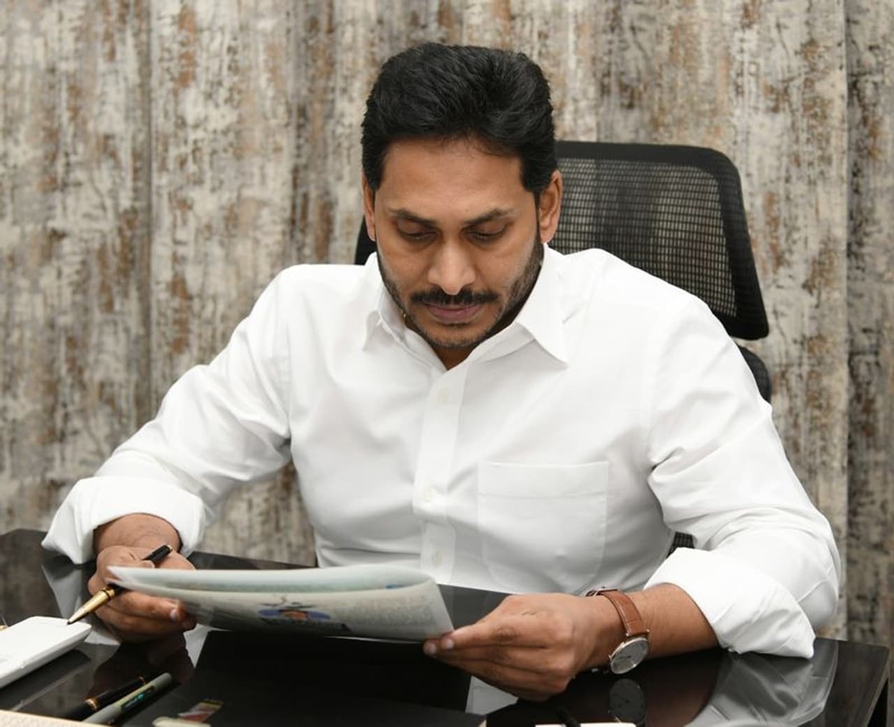 అమరావతి: తిరుపతి లోక్సభ నియోజకవర్గంలోని కుటుంబాలకు ముఖ్యమంత్రి, వైయస్సార్ కాంగ్రెస్పార్టీ అధ్యక్షుడు వైఎస్ జగన్ స్వయంగా లేఖలు రాశారు. 22 నెలల పరిపాలనా కాలంలో వైయస్సార్ కాంగ్రెస్పార్టీ ప్రభుత్వం చేపట్టిన వివిధ పథకాలు, ప్రభుత్వ కార్యక్రమాల ద్వారా ఆయా కుటుంబాలకు జరిగిన మేలును ఈ లేఖలో వివరించారు. అమరావతి: తిరుపతి లోక్సభ నియోజకవర్గంలోని కుటుంబాలకు ముఖ్యమంత్రి, వైయస్సార్ కాంగ్రెస్పార్టీ అధ్యక్షుడు వైఎస్ జగన్ స్వయంగా లేఖలు రాశారు. 22 నెలల పరిపాలనా కాలంలో వైయస్సార్ కాంగ్రెస్పార్టీ ప్రభుత్వం చేపట్టిన వివిధ పథకాలు, ప్రభుత్వ కార్యక్రమాల ద్వారా ఆయా కుటుంబాలకు జరిగిన మేలును ఈ లేఖలో వివరించారు.