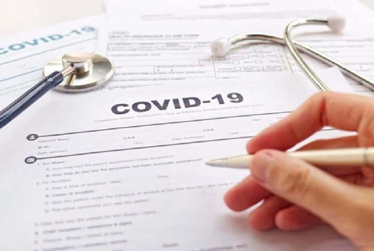 <p> ఒక విధంగా చెప్పాలంటే ఇన్షూరెన్స్ పాలసీతో మన భవిష్యత్తు సంతోషంగా ఉంటుంది, కాని వాటిని కొనుగోలు చేసేటప్పుడు కొన్ని ముఖ్యమైన విషయాలను జాగ్రత్తగా చూసుకోవాలి. లేకపోతే మీరు కూడా నష్టపోవచ్చు. హెల్త్ ఇన్షూరెన్స్ తీసుకునే ముందు మీరు ఎలా జాగ్రత్త వహించాలో తెలుసుకోండి..<br /> </p> <p> ఒక విధంగా చెప్పాలంటే ఇన్షూరెన్స్ పాలసీతో మన భవిష్యత్తు సంతోషంగా ఉంటుంది, కాని వాటిని కొనుగోలు చేసేటప్పుడు కొన్ని ముఖ్యమైన విషయాలను జాగ్రత్తగా చూసుకోవాలి. లేకపోతే మీరు కూడా నష్టపోవచ్చు. హెల్త్ ఇన్షూరెన్స్ తీసుకునే ముందు మీరు ఎలా జాగ్రత్త వహించాలో తెలుసుకోండి..<br /> </p>