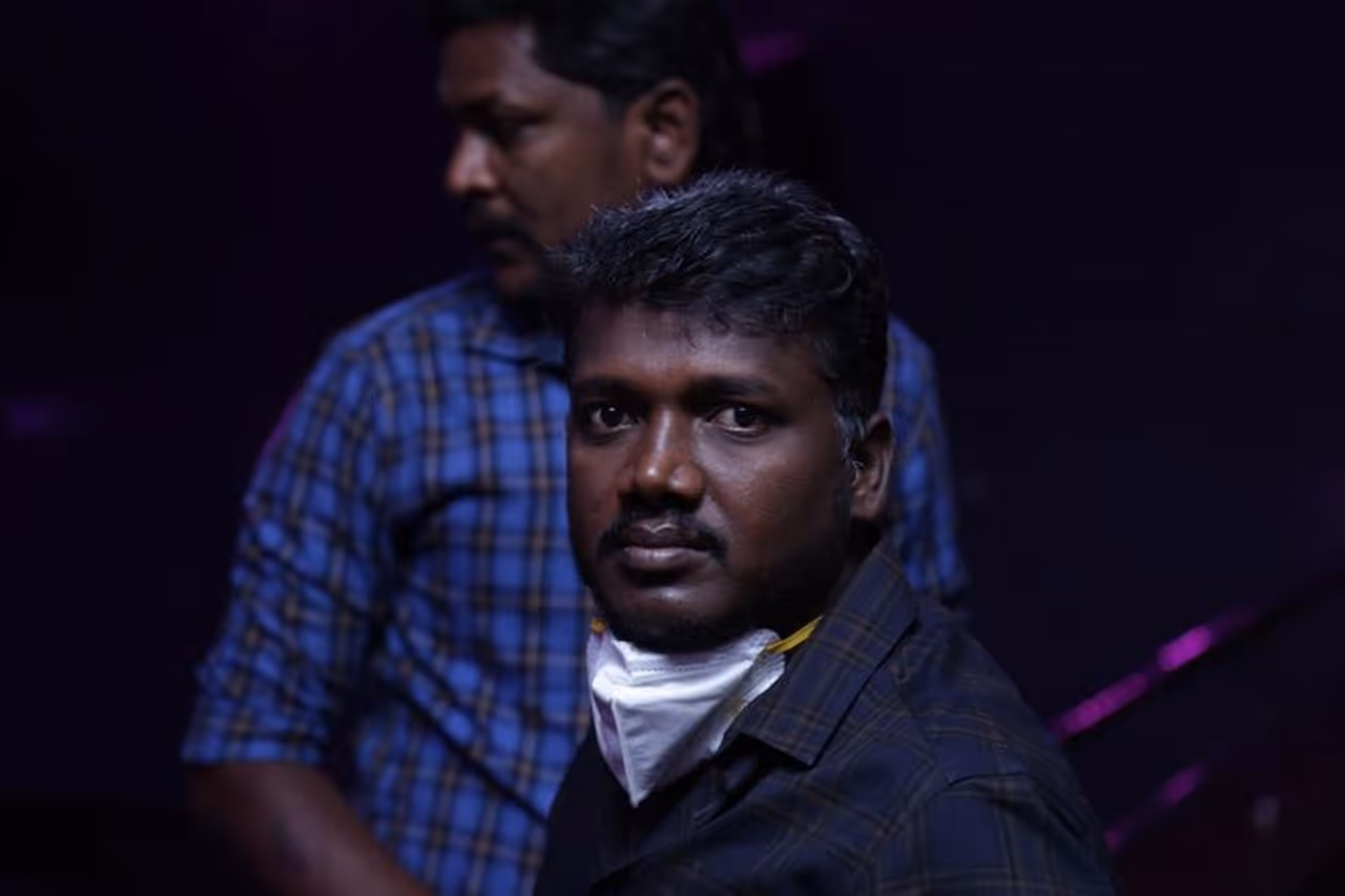 <p>இயக்குனர் மாரி செல்வராஜ் இயக்கத்தில், தனுஷ் நடித்திருக்கும் திரைப்படம் 'கர்ணன்'. ஏப்ரல் 9ஆம் தேதி, அதாவது இன்று ரிலீசாக இந்த படத்தின் மீதான எதிர்பார்ப்புகளை அதிகரிக்கும் விதமாக, இதுவரை 'கண்டா வரச்சொல்லுடா', 'பண்டாரத்தி புராணம்', மற்றும் 'திரௌபதி முத்தம்' உள்ளிட்ட 3 பாடல்கள் வெளியாகி ரசிகர்கள் மத்தியில் நல்ல வரவேற்பை பெற்றது. </p> <p>இயக்குனர் மாரி செல்வராஜ் இயக்கத்தில், தனுஷ் நடித்திருக்கும் திரைப்படம் 'கர்ணன்'. ஏப்ரல் 9ஆம் தேதி, அதாவது இன்று ரிலீசாக இந்த படத்தின் மீதான எதிர்பார்ப்புகளை அதிகரிக்கும் விதமாக, இதுவரை 'கண்டா வரச்சொல்லுடா', 'பண்டாரத்தி புராணம்', மற்றும் 'திரௌபதி முத்தம்' உள்ளிட்ட 3 பாடல்கள் வெளியாகி ரசிகர்கள் மத்தியில் நல்ல வரவேற்பை பெற்றது. </p>