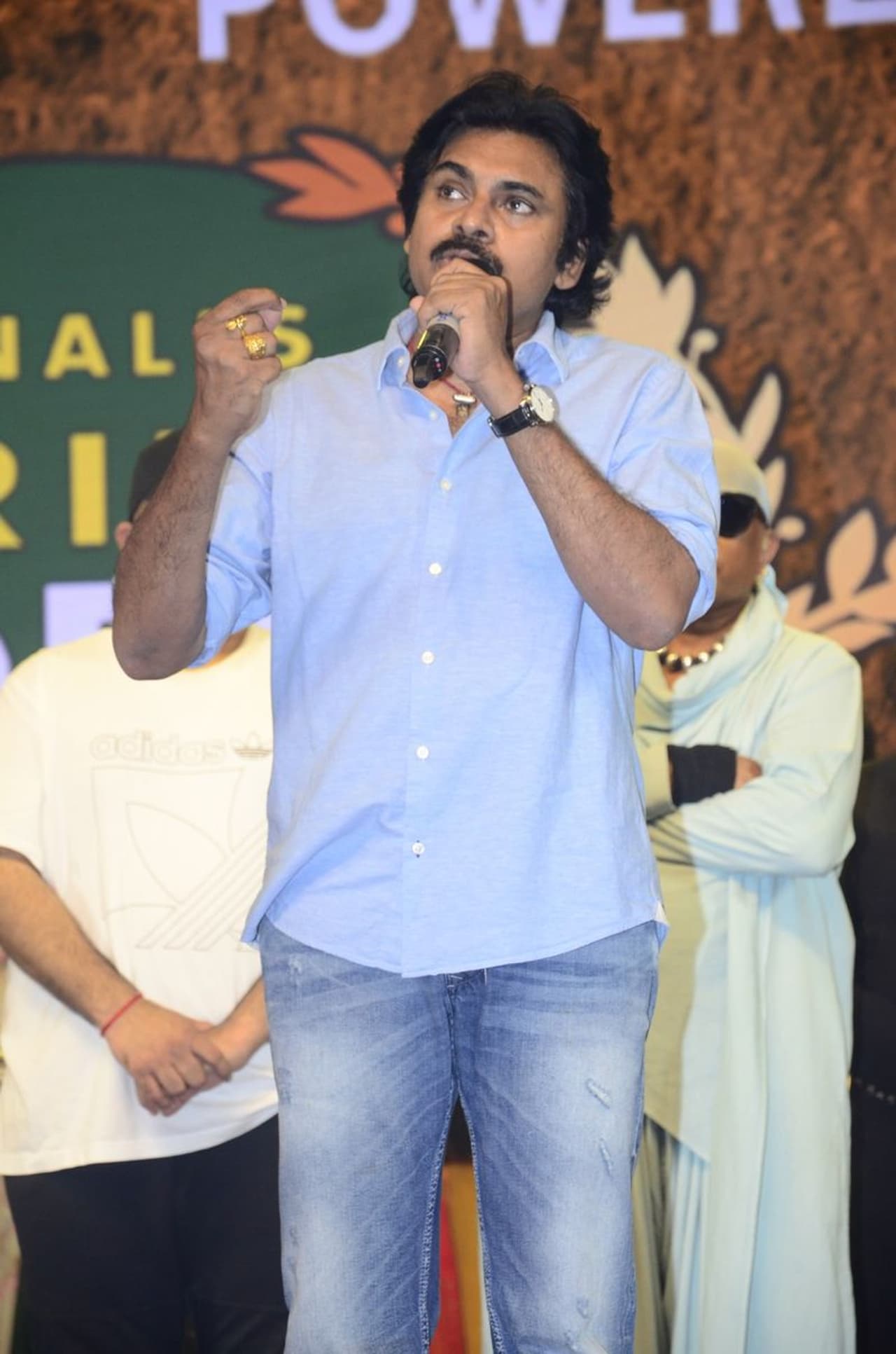 <p>தெலுங்கு திரையுலகின் முன்னணி நடிகராக வலம் வருபவர் பவன் கல்யாண். ரசிகர்களால் பவர் ஸ்டார் என அழைக்கப்படுகிறார். திரையுலகில் மட்டுமின்றி அரசியலிலும் ஜன சேனா என்ற பெயரில் கட்சியையும் நடத்தி வருகிறார்.&nbsp;<br />&nbsp;</p>