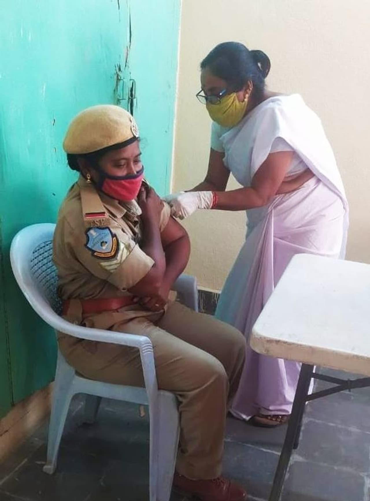 తెలంగాణలో కరోనా కేసులు మళ్లీ పెరుగుతున్న నేపథ్యంలో అటవీ శాఖ అన్ని రకాల ముందస్తు జాగ్రత్తలు తీసుకుంటోంది. ఫ్రంట్ లైన్ వారియర్స్ తో సమానంగా అడవుల్లో విధులు నిర్వహిస్తున్న సిబ్బంది అందరూ వాక్సిన్ తీసుకోవాల్సిందిగా అటవీ, పర్యావరణ శాఖ మంత్రి ఇంద్రకరణ్ రెడ్డి సూచించారు. తెలంగాణలో కరోనా కేసులు మళ్లీ పెరుగుతున్న నేపథ్యంలో అటవీ శాఖ అన్ని రకాల ముందస్తు జాగ్రత్తలు తీసుకుంటోంది. ఫ్రంట్ లైన్ వారియర్స్ తో సమానంగా అడవుల్లో విధులు నిర్వహిస్తున్న సిబ్బంది అందరూ వాక్సిన్ తీసుకోవాల్సిందిగా అటవీ, పర్యావరణ శాఖ మంత్రి ఇంద్రకరణ్ రెడ్డి సూచించారు.