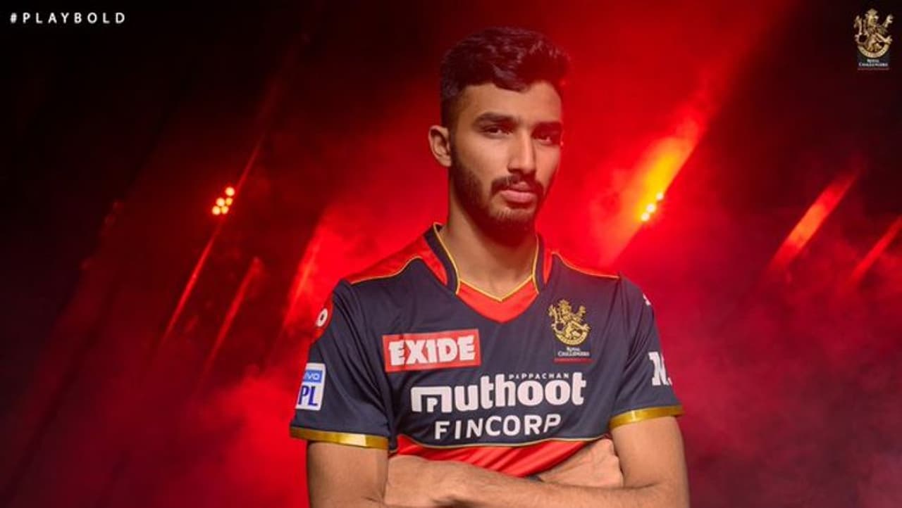 <p><strong>1. ദേവ്ദത്ത് പടിക്കല്</strong></p><p>കൊവിഡ് മുക്തനായ ദേവ്ദത്ത് പടിക്കല് ഇന്ന് കളിക്കുമെന്ന് ഉറപ്പായിട്ടുണ്ട്. ഐപിഎല്ലില് കഴിഞ്ഞ സീസണില് അരങ്ങേറിയപ്പോള് 15 മത്സരങ്ങളില് അഞ്ച് അര്ധ സെഞ്ചുറികള് സഹിതം 473 റണ്സടിച്ചതിന്റെ മികവ് തുടരാനാണ് പടിക്കല് എത്തുന്നത്. എന്നാല് പവര്പ്ലേയ്ക്ക് ശേഷം സ്ട്രൈക്ക് റേറ്റ് ഉയര്ത്തുക താരത്തിന് പ്രധാനമാണ്. </p> <p><strong>1. ദേവ്ദത്ത് പടിക്കല്</strong></p><p>കൊവിഡ് മുക്തനായ ദേവ്ദത്ത് പടിക്കല് ഇന്ന് കളിക്കുമെന്ന് ഉറപ്പായിട്ടുണ്ട്. ഐപിഎല്ലില് കഴിഞ്ഞ സീസണില് അരങ്ങേറിയപ്പോള് 15 മത്സരങ്ങളില് അഞ്ച് അര്ധ സെഞ്ചുറികള് സഹിതം 473 റണ്സടിച്ചതിന്റെ മികവ് തുടരാനാണ് പടിക്കല് എത്തുന്നത്. എന്നാല് പവര്പ്ലേയ്ക്ക് ശേഷം സ്ട്രൈക്ക് റേറ്റ് ഉയര്ത്തുക താരത്തിന് പ്രധാനമാണ്. </p>