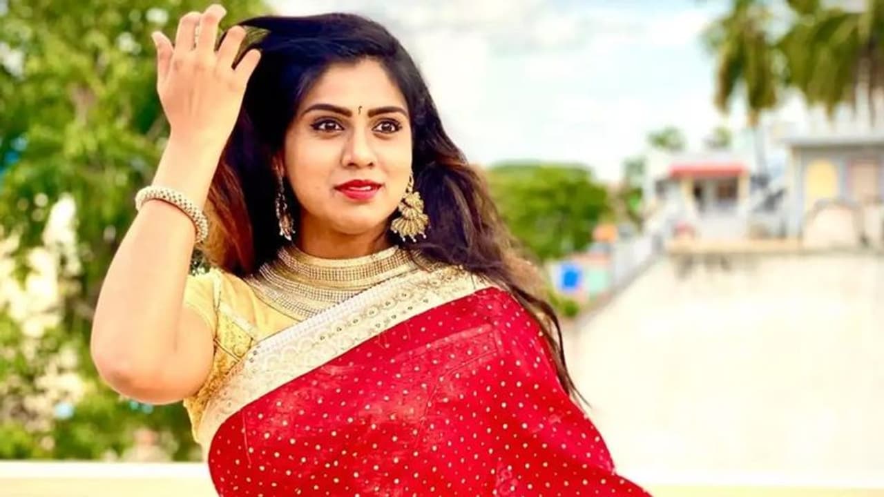 <p>கன்னடம் பிக்பாஸ் நிகழ்ச்சியில் கலந்து கொண்டு மிகவும் பிரபலமானவர், சைத்ரா கோட்டூர். </p> <p>கன்னடம் பிக்பாஸ் நிகழ்ச்சியில் கலந்து கொண்டு மிகவும் பிரபலமானவர், சைத்ரா கோட்டூர். </p>