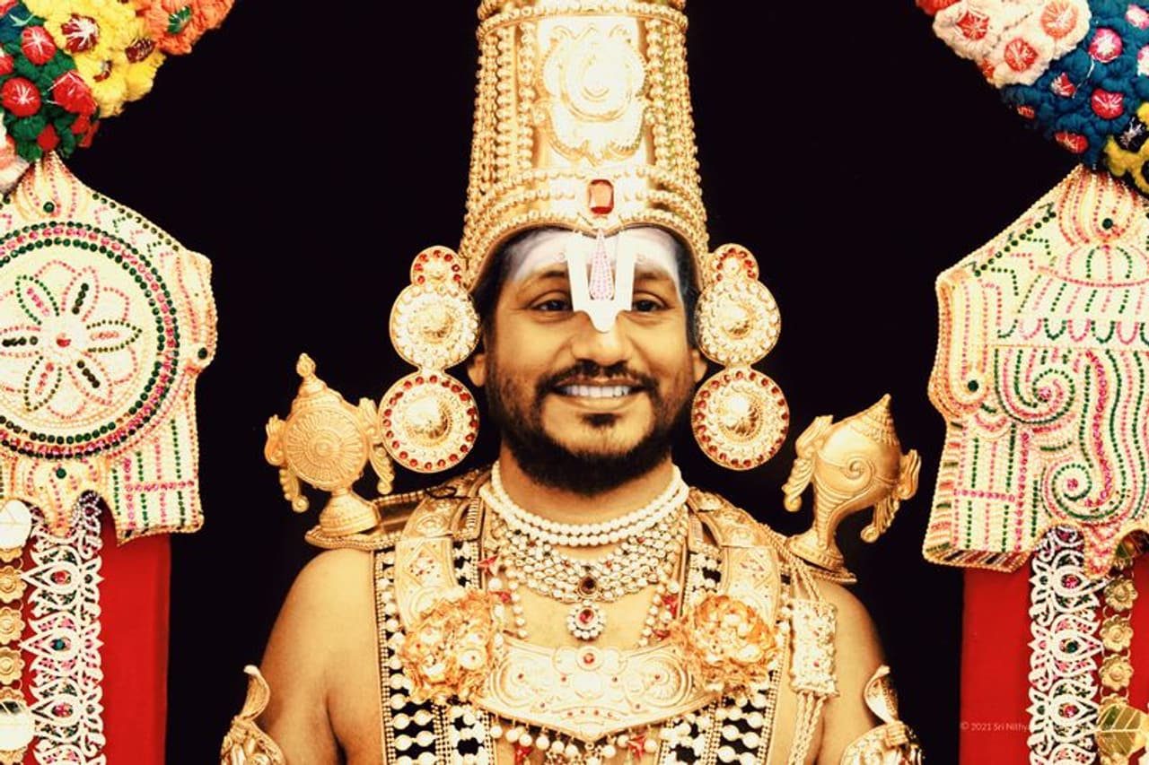 <p>பிரபலங்களை எல்லாம் பின்னுத்தள்ளும் வகையில் எப்போதும் ட்ரெண்டிங்கில் இருப்பவ நித்தியானந்தா. பாலியல் வன்கொடுமை வழக்கில் தேடப்படும் குற்றவாளியான நித்தியானந்தா கெட்டப்பு போடுவதிலும் வல்லவர்.&nbsp;</p>