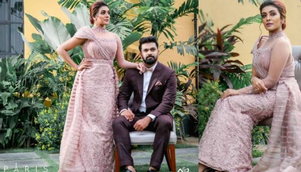 ഗൗണില് ആണ് താരം റിസപ്ഷന് തിളങ്ങിയത്. ദുര്ഗയുടെ വിവാഹ സാരി ഡിസൈന് ചെയ്ത 'പാരിസ് ദ ബുട്ടീക്ക്' തന്നെയാണ് ഈ ഡ്രേപ് ഗൗണും ഡിസൈന് ചെയ്തത്. ഗൗണില് ആണ് താരം റിസപ്ഷന് തിളങ്ങിയത്. ദുര്ഗയുടെ വിവാഹ സാരി ഡിസൈന് ചെയ്ത 'പാരിസ് ദ ബുട്ടീക്ക്' തന്നെയാണ് ഈ ഡ്രേപ് ഗൗണും ഡിസൈന് ചെയ്തത്.