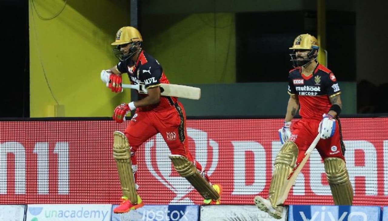 160 పరుగుల ఈజీ టార్గెట్తో బరిలో దిగిన రాయల్ ఛాలెంజర్స్ డిఫెరెంట్ బ్యాటింగ్ స్ట్రాటెజీతో మూల్యం చెల్లించుకుంది. బ్యాట్స్మెన్కి బదులుగా వాషింగ్టన్ సుందర్తో కలిసి ఓపెనర్గా వచ్చాడు విరాట్ కోహ్లీ... 160 పరుగుల ఈజీ టార్గెట్తో బరిలో దిగిన రాయల్ ఛాలెంజర్స్ డిఫెరెంట్ బ్యాటింగ్ స్ట్రాటెజీతో మూల్యం చెల్లించుకుంది. బ్యాట్స్మెన్కి బదులుగా వాషింగ్టన్ సుందర్తో కలిసి ఓపెనర్గా వచ్చాడు విరాట్ కోహ్లీ...