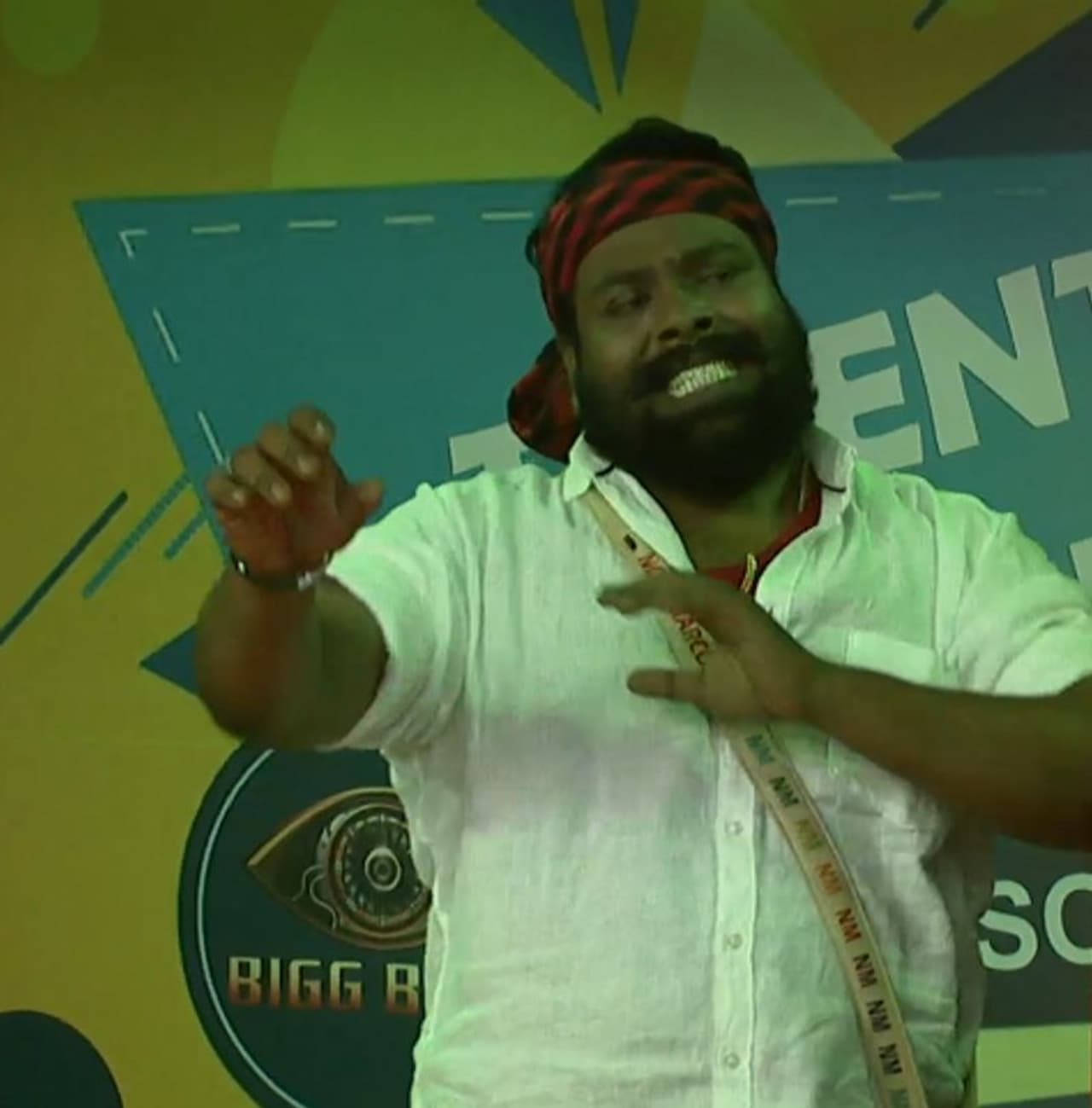 <p>ബിഗ് ബോസിനോട് പരാതി പറയാൻ ആദ്യം നോബി ഭീമൻ രഘുവിന്റെ ശരീരഭാഷയിലായിരുന്നു എത്തിയത്. വരണം വരണം ക്യാമറ ഈ സൈഡിലോട്ട്. വിനാശകാലേ വിപരീത ബുദ്ധി. ആ ഫിറോസ് എന്നെ വിളിക്കാൻ പാടില്ലാത്തത്ത് ഛന്നം പിന്നം വിളിക്കുന്നു ബിഗ് ബോസ് എന്തെങ്കിലും ചെയ്യണം എന്നായിരുന്നു ഡയലോഗ്.</p> <p>ബിഗ് ബോസിനോട് പരാതി പറയാൻ ആദ്യം നോബി ഭീമൻ രഘുവിന്റെ ശരീരഭാഷയിലായിരുന്നു എത്തിയത്. വരണം വരണം ക്യാമറ ഈ സൈഡിലോട്ട്. വിനാശകാലേ വിപരീത ബുദ്ധി. ആ ഫിറോസ് എന്നെ വിളിക്കാൻ പാടില്ലാത്തത്ത് ഛന്നം പിന്നം വിളിക്കുന്നു ബിഗ് ബോസ് എന്തെങ്കിലും ചെയ്യണം എന്നായിരുന്നു ഡയലോഗ്.</p>