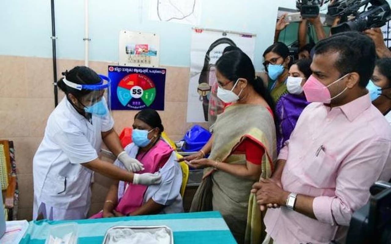 <p>ಭಾರತ ಸೇರಿದಂತೆ ವಿಶ್ವದ ಹಲವು ದೇಶಗಳಲ್ಲಿ ಕೊರೋನಾ ವೈರಸ್ ಸೊಂಕು ಮತ್ತೊಮ್ಮೆ ಹರಡುತ್ತಿದೆ. ಈ ದೃಷ್ಟಿಯಿಂದ ಸರ್ಕಾರವು ವ್ಯಾಕ್ಸಿನೇಷನ್ ಅಭಿಯಾನವನ್ನು ವೇಗಗೊಳಿಸಲು ಆದೇಶಗಳನ್ನು ನೀಡಿದೆ.</p> <p>ಭಾರತ ಸೇರಿದಂತೆ ವಿಶ್ವದ ಹಲವು ದೇಶಗಳಲ್ಲಿ ಕೊರೋನಾ ವೈರಸ್ ಸೊಂಕು ಮತ್ತೊಮ್ಮೆ ಹರಡುತ್ತಿದೆ. ಈ ದೃಷ್ಟಿಯಿಂದ ಸರ್ಕಾರವು ವ್ಯಾಕ್ಸಿನೇಷನ್ ಅಭಿಯಾನವನ್ನು ವೇಗಗೊಳಿಸಲು ಆದೇಶಗಳನ್ನು ನೀಡಿದೆ.</p>