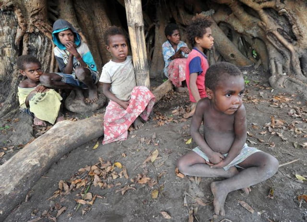 <p>ഈ ദ്വീപുവാസികൾ എല്ലാതരത്തിലും സ്വയം പര്യാപ്തമായ ജീവിതമാണ് നയിക്കുന്നത്. അവർക്ക് കഴിക്കാനുള്ളതെല്ലാം അവരവിടെ സ്വയം ഉണ്ടാക്കിയെടുക്കുകയാണ് ചെയ്യുന്നത്. പണത്തിനുപകരം ബാർട്ടർ സമ്പ്രദായമാണ് നിലനിൽക്കുന്നത്. സ്കൂളുകളെല്ലാം വളരെ അകലത്താണ്. വളരെ ചുരുക്കം ചിലരാണ് പഠിക്കാനായി പോകുന്നത്.&nbsp;</p>