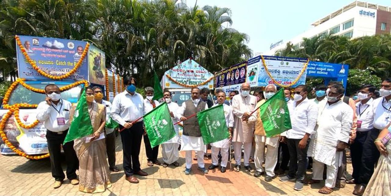 <p>ಇಲ್ಲಿನ ಖಾಸಗಿ ಹೋಟೆಲ್ನಲ್ಲಿ ಗ್ರಾಮೀಣಾಭಿವೃದ್ಧಿ ಮತ್ತು ಪಂಚಾಯತ್ರಾಜ್ ಇಲಾಖೆ, ಧಾರವಾಡ ಜಿಪಂ ಸಹಯೋಗದಲ್ಲಿ ನಡೆದ ಕಾರ್ಯಕ್ರಮದಲ್ಲಿ ಸಸಿಗೆ ನೀರೆರೆಯುವ ಮೂಲಕ ‘ಕ್ಯಾಚ್ ದಿ ರೇನ್’ ಕಾರ್ಯಕ್ರಮಕ್ಕೆ ಚಾಲನೆ ನೀಡಿ ಮಾತನಾಡಿದರು.</p> <p>ಇಲ್ಲಿನ ಖಾಸಗಿ ಹೋಟೆಲ್ನಲ್ಲಿ ಗ್ರಾಮೀಣಾಭಿವೃದ್ಧಿ ಮತ್ತು ಪಂಚಾಯತ್ರಾಜ್ ಇಲಾಖೆ, ಧಾರವಾಡ ಜಿಪಂ ಸಹಯೋಗದಲ್ಲಿ ನಡೆದ ಕಾರ್ಯಕ್ರಮದಲ್ಲಿ ಸಸಿಗೆ ನೀರೆರೆಯುವ ಮೂಲಕ ‘ಕ್ಯಾಚ್ ದಿ ರೇನ್’ ಕಾರ್ಯಕ್ರಮಕ್ಕೆ ಚಾಲನೆ ನೀಡಿ ಮಾತನಾಡಿದರು.</p>