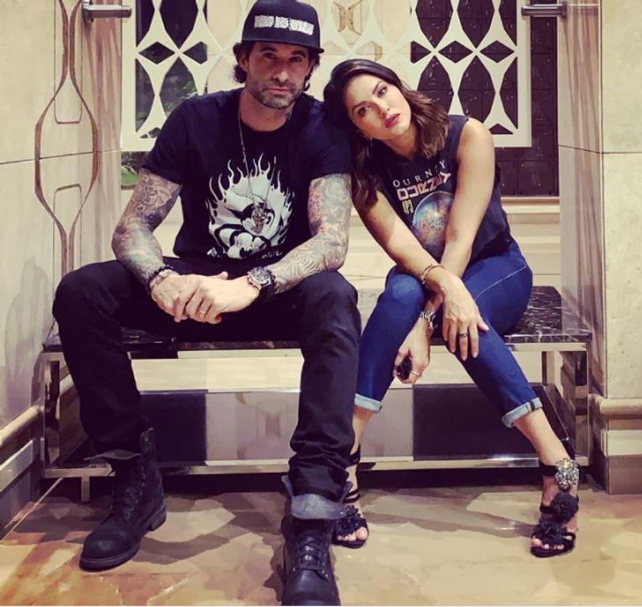 <p>ಸನ್ನಿ ಲಿಯೋನ್ ಮತ್ತು ಅವರ ಪತಿ ಡೇನಿಯಲ್ ವೆಬರ್ ಅತ್ಯಂತ ಸ್ವೀಟ್ ಸೆಲೆಬ್ರಿಟಿ ದಂಪತಿಗಳಲ್ಲಿ ಒಬ್ಬರು.</p>